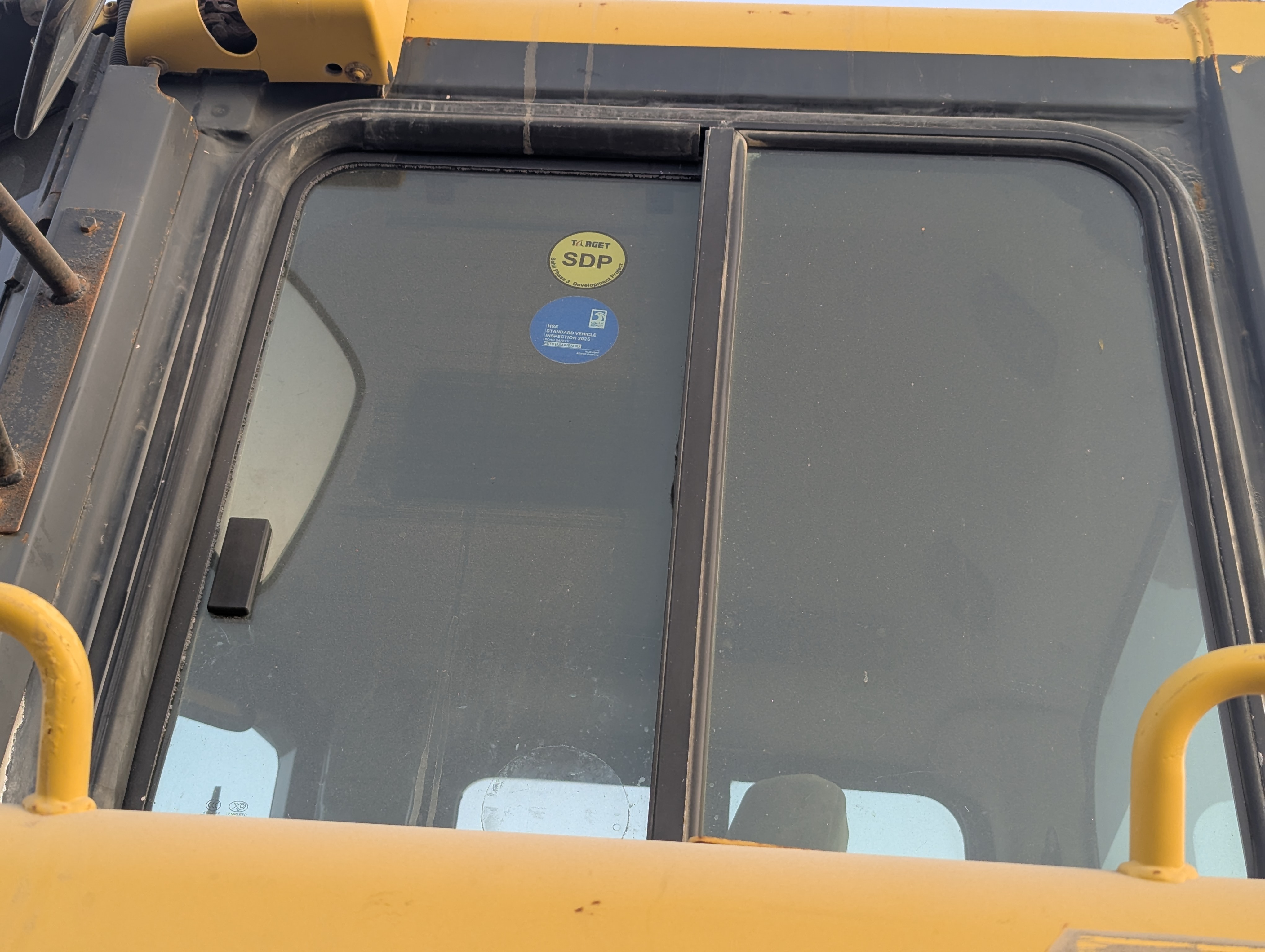 CDB-019-كوماتسو-D155A-6R-بلدوزرات-مجنزرة-فحص-الأمان-الزجاج-1