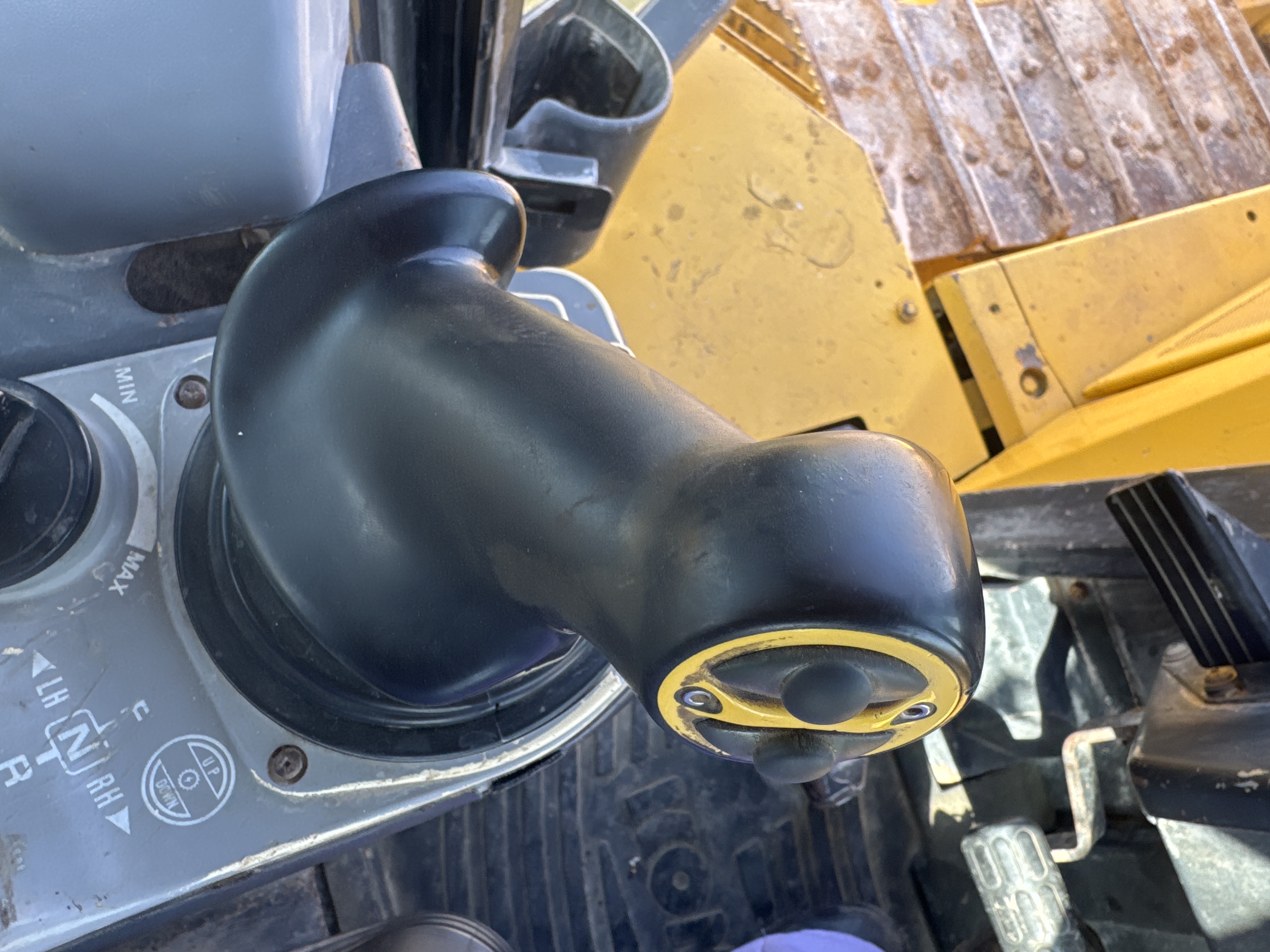 CDB-020-Komatsu-D155A-6R-Crawler-dozers-inspection-Cabin-Joysticks-1