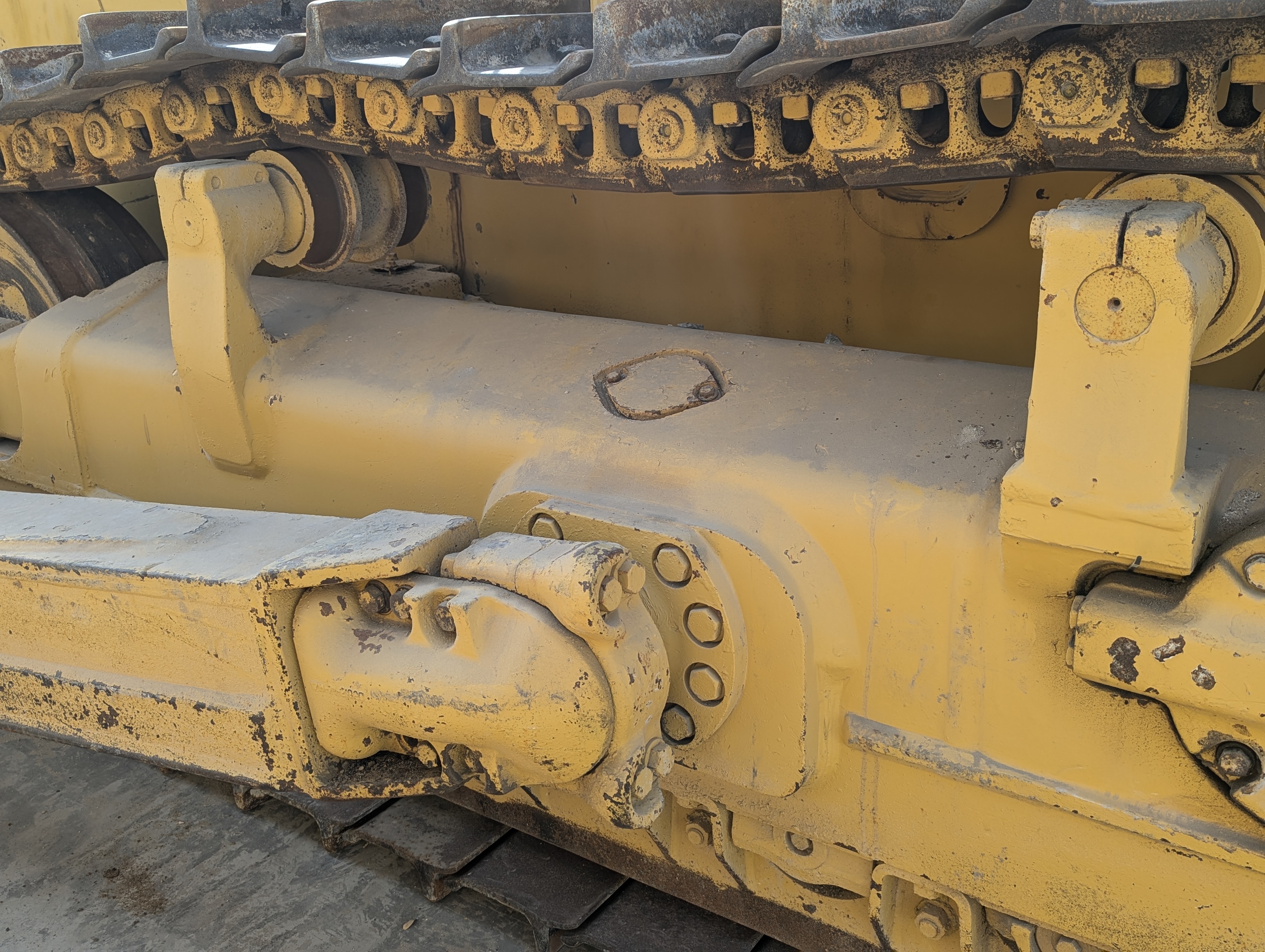 CDB-019-كوماتسو-D155A-6R-بلدوزرات-مجنزرة-فحص-الهيكل-السفلي-موتر-المسار-الأيسر-4