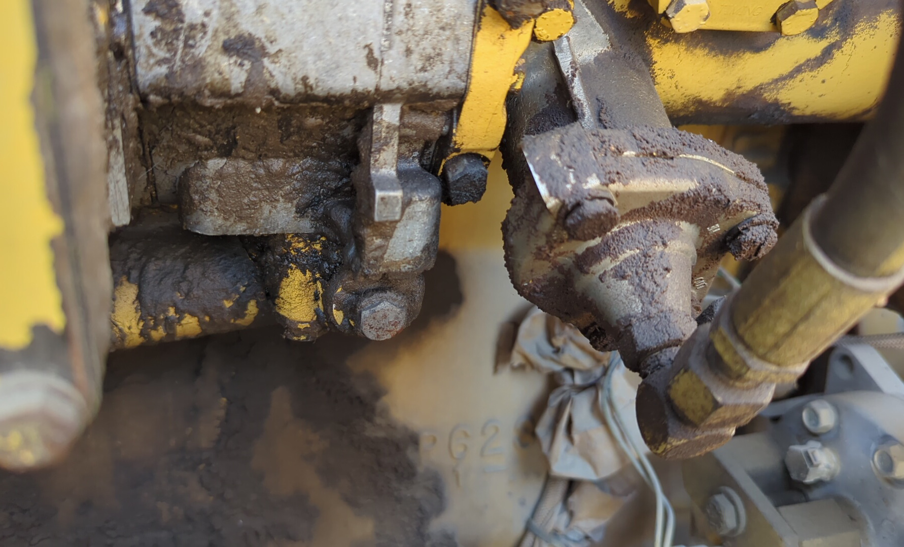 MGG-005-Cat-140H-Motor-graders-inspection-Engine-Fuel-leaks-3