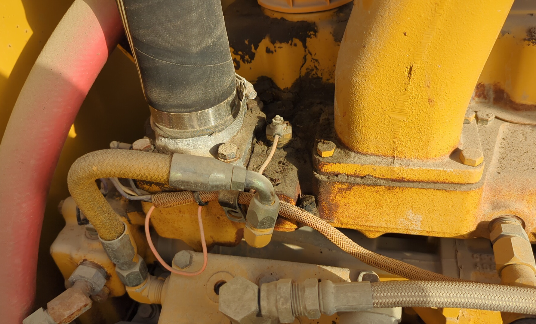 MGG-005-Cat-140H-Motor-graders-inspection-Engine-Engine-oil-leaks-2