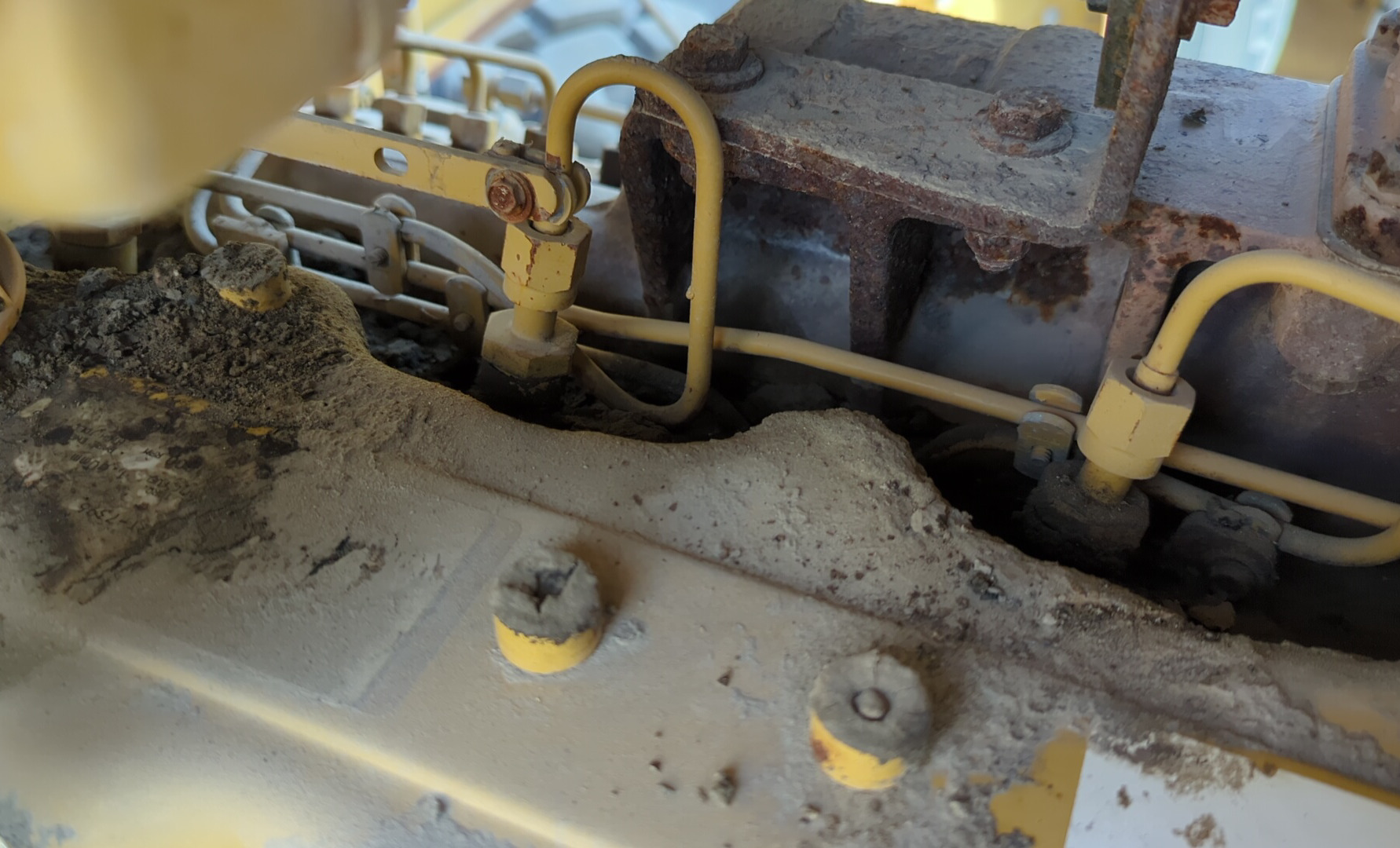 MGG-005-Cat-140H-Motor-graders-inspection-Engine-Engine-oil-leaks-3