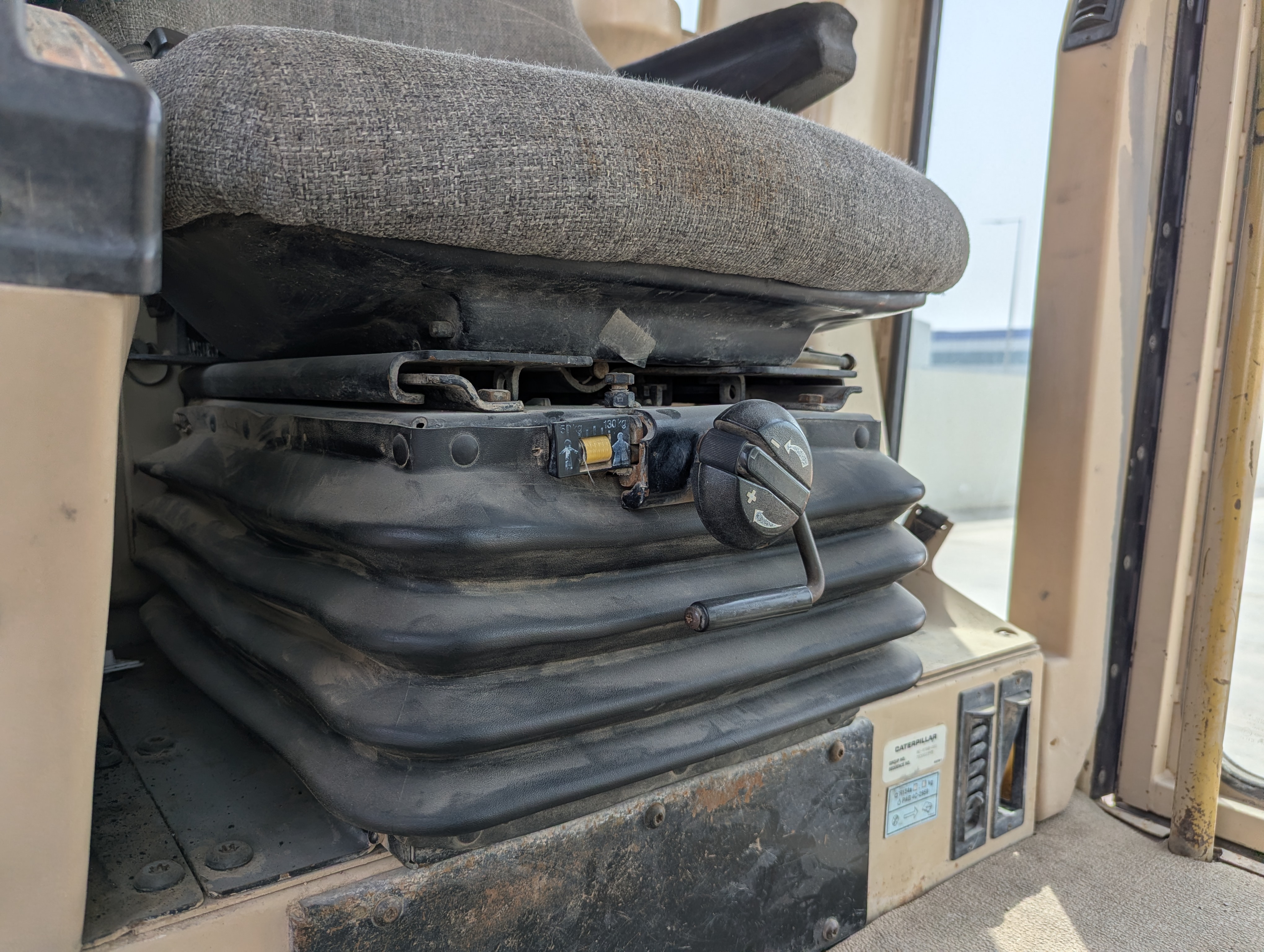 MGG-005-Cat-140H-Motor-graders-inspection-Cabin-Seats/armrests-3