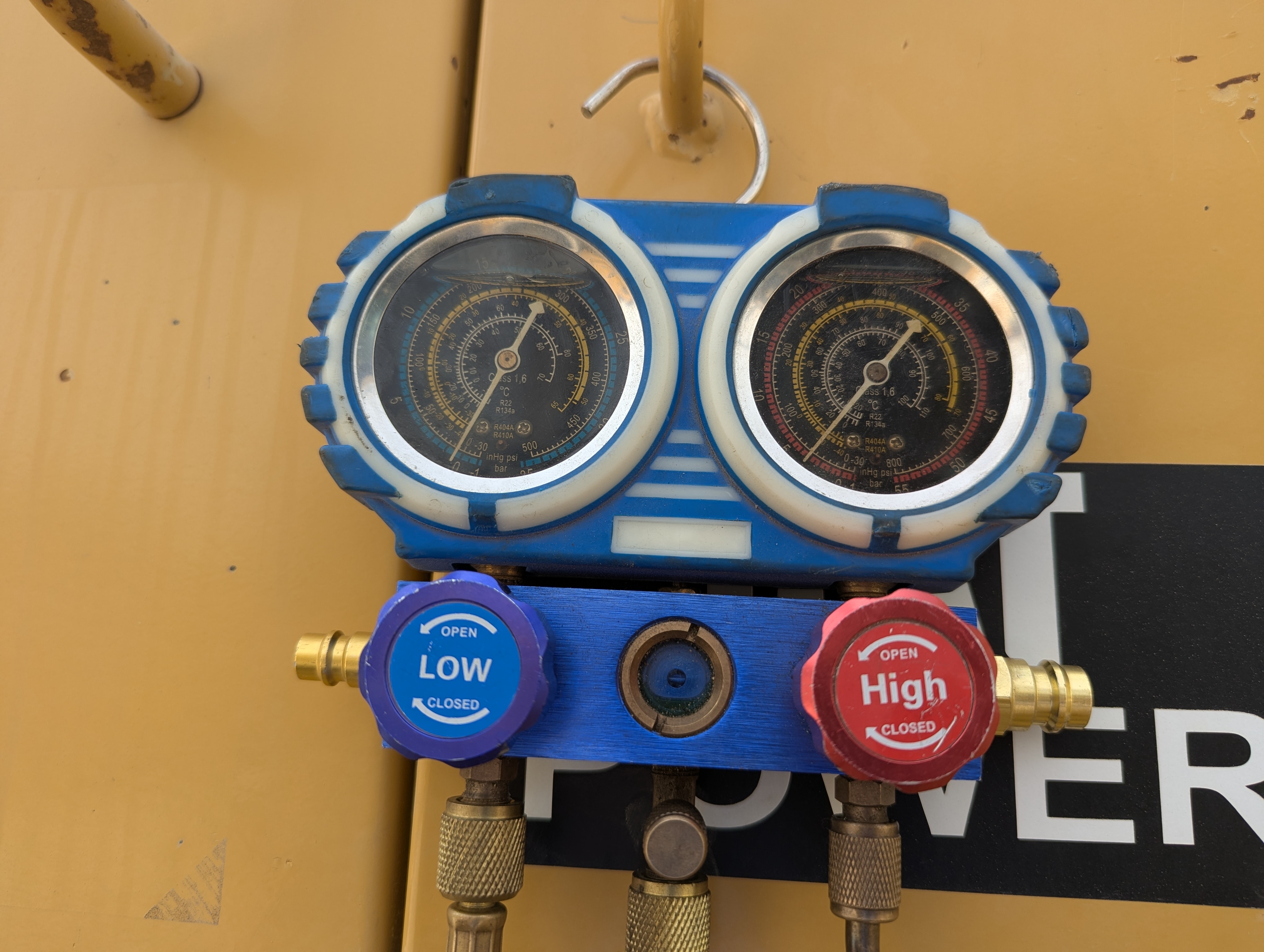 MGG-005-Cat-140H-Motor-graders-inspection-Air-conditioning-A/C-compressor-2
