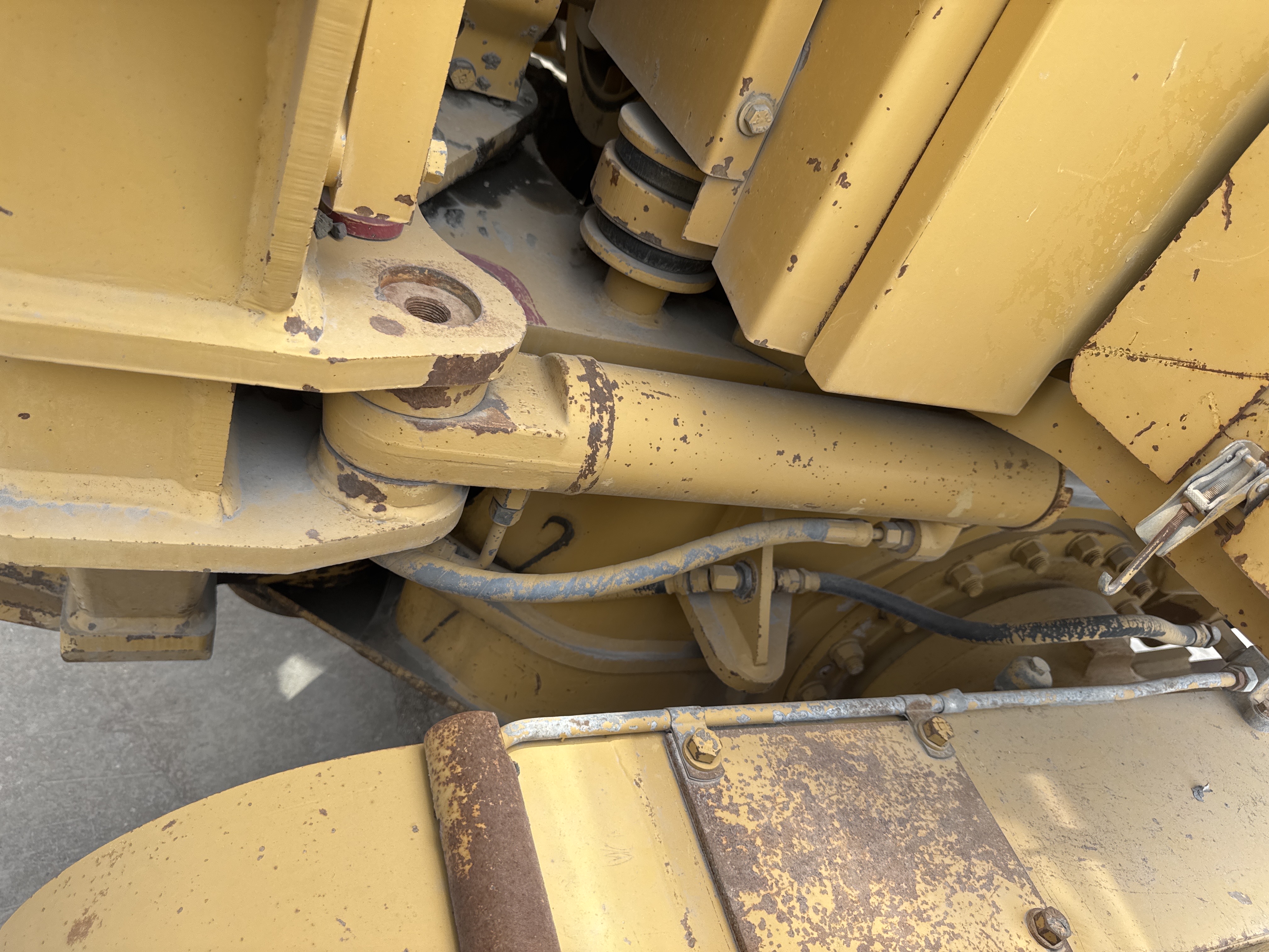 MGG-005-Cat-140H-Motor-graders-inspection-Hydraulics-Articulation-cylinder-2