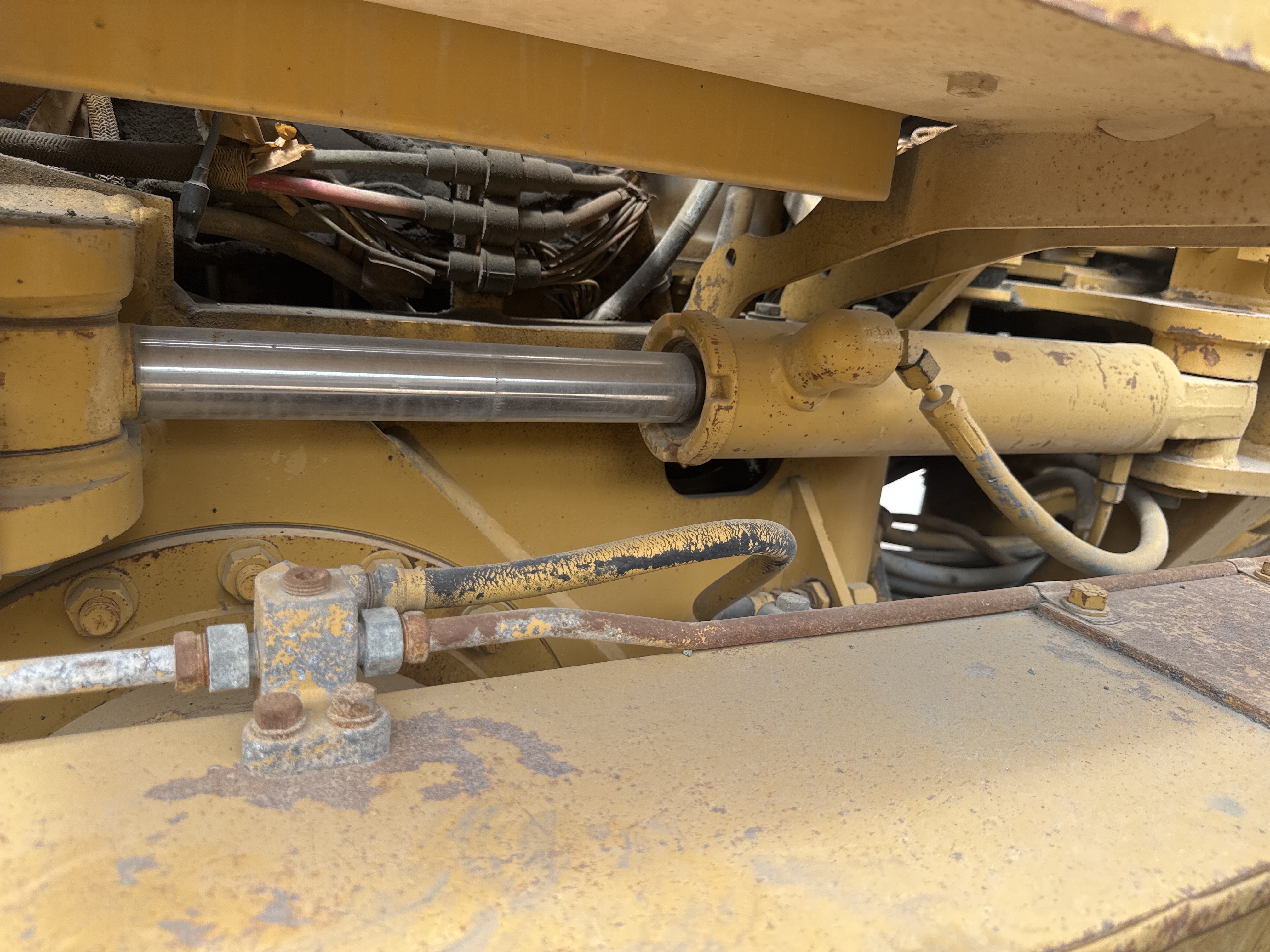 MGG-005-Cat-140H-Motor-graders-inspection-Hydraulics-Articulation-cylinder-2