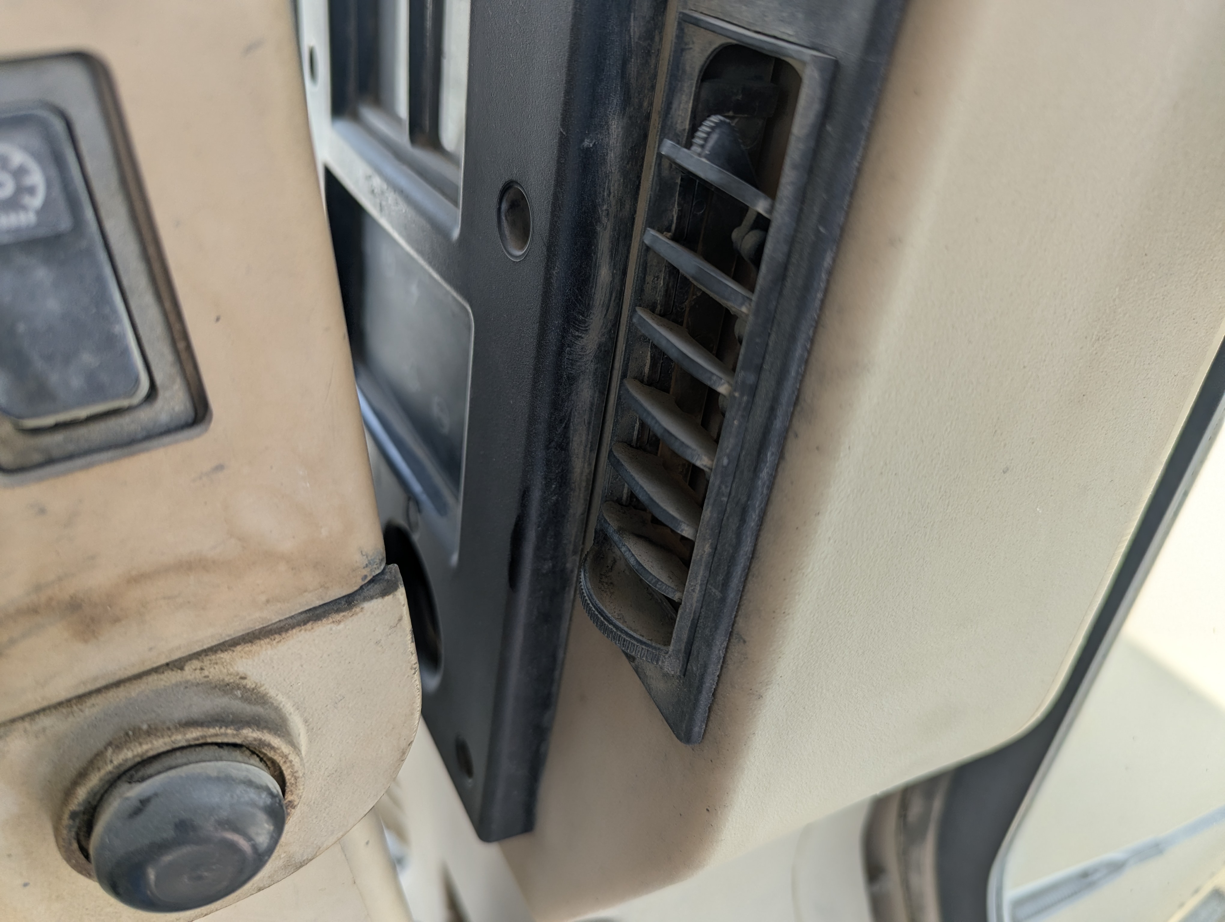 MGG-005-Cat-140H-Motor-graders-inspection-Air-conditioning-Vents-and-air-flow-2