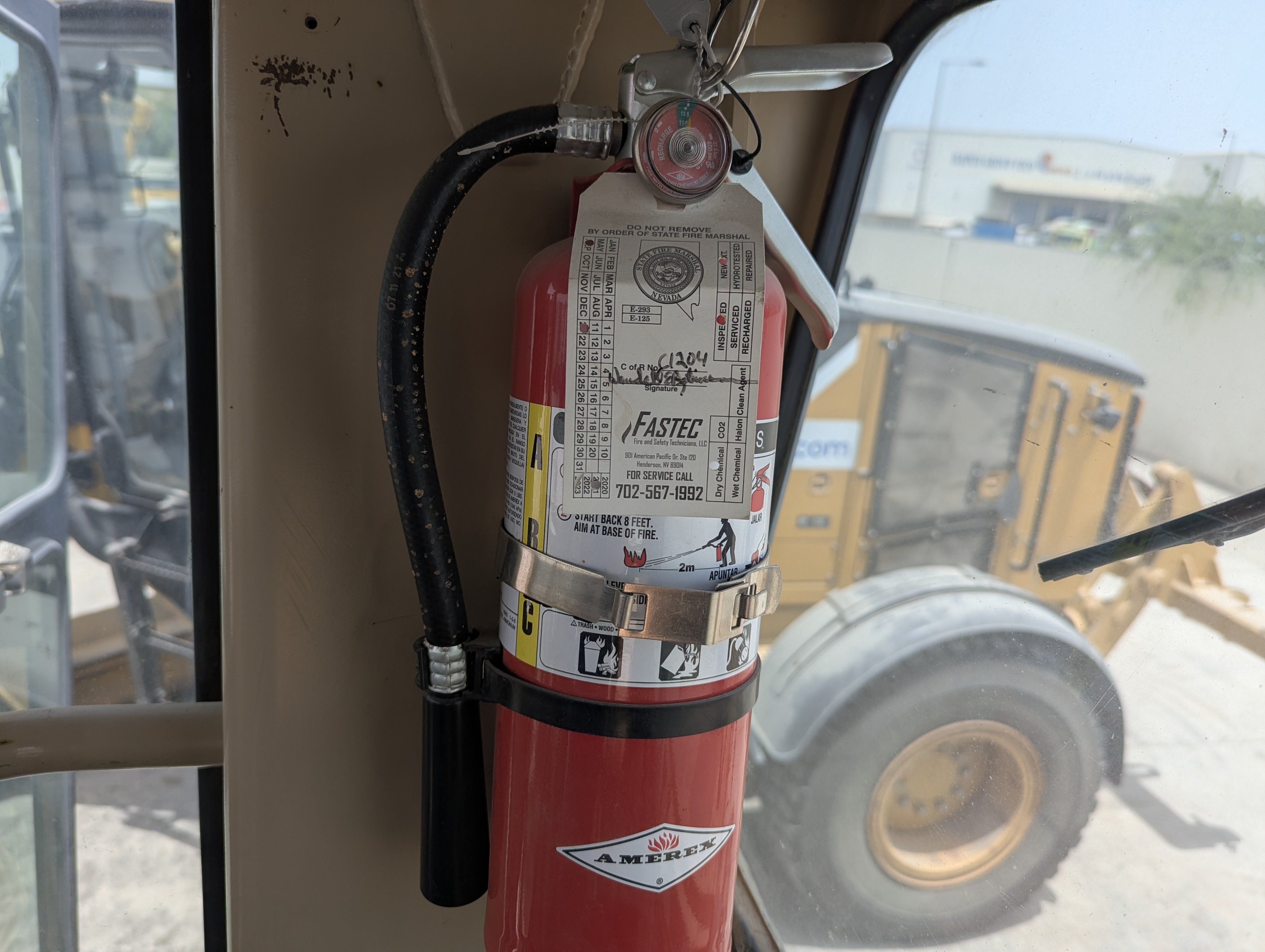MGG-005-Cat-140H-Motor-graders-inspection-Safety-Fire-extinguisher-2