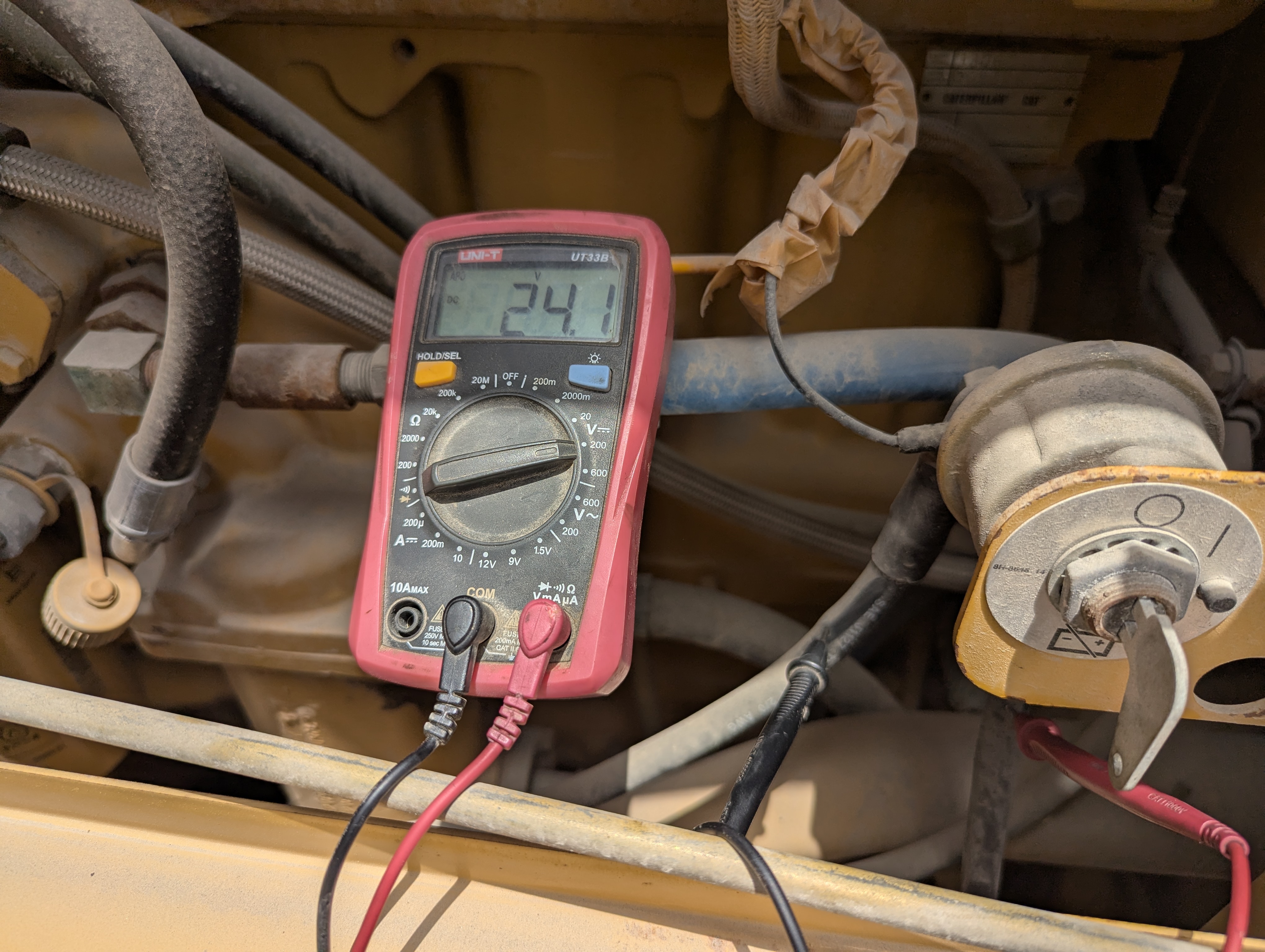 MGG-005-Cat-140H-Motor-graders-inspection-Electronics-Battery-2