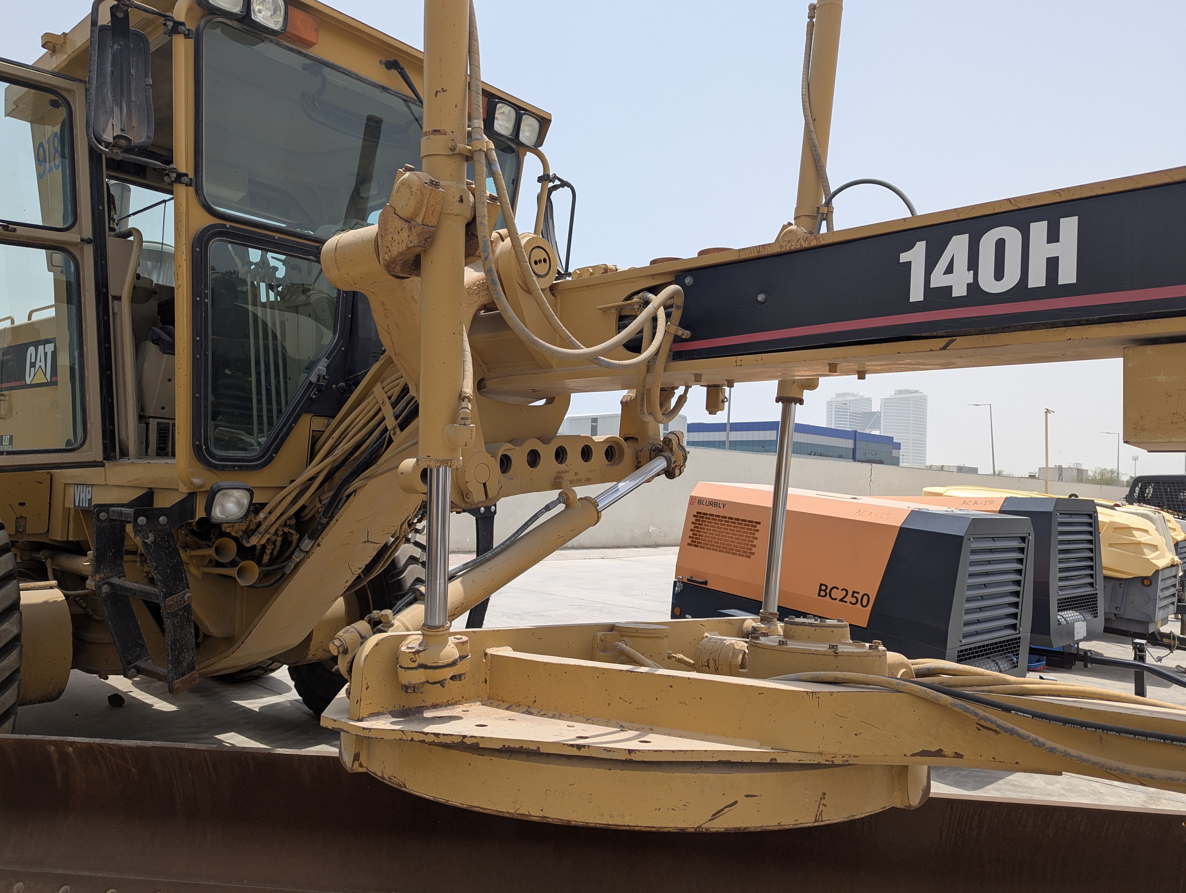 MGG-005-Cat-140H-Motor-graders-inspection-Hydraulics-Blade-lift-cylinders-2