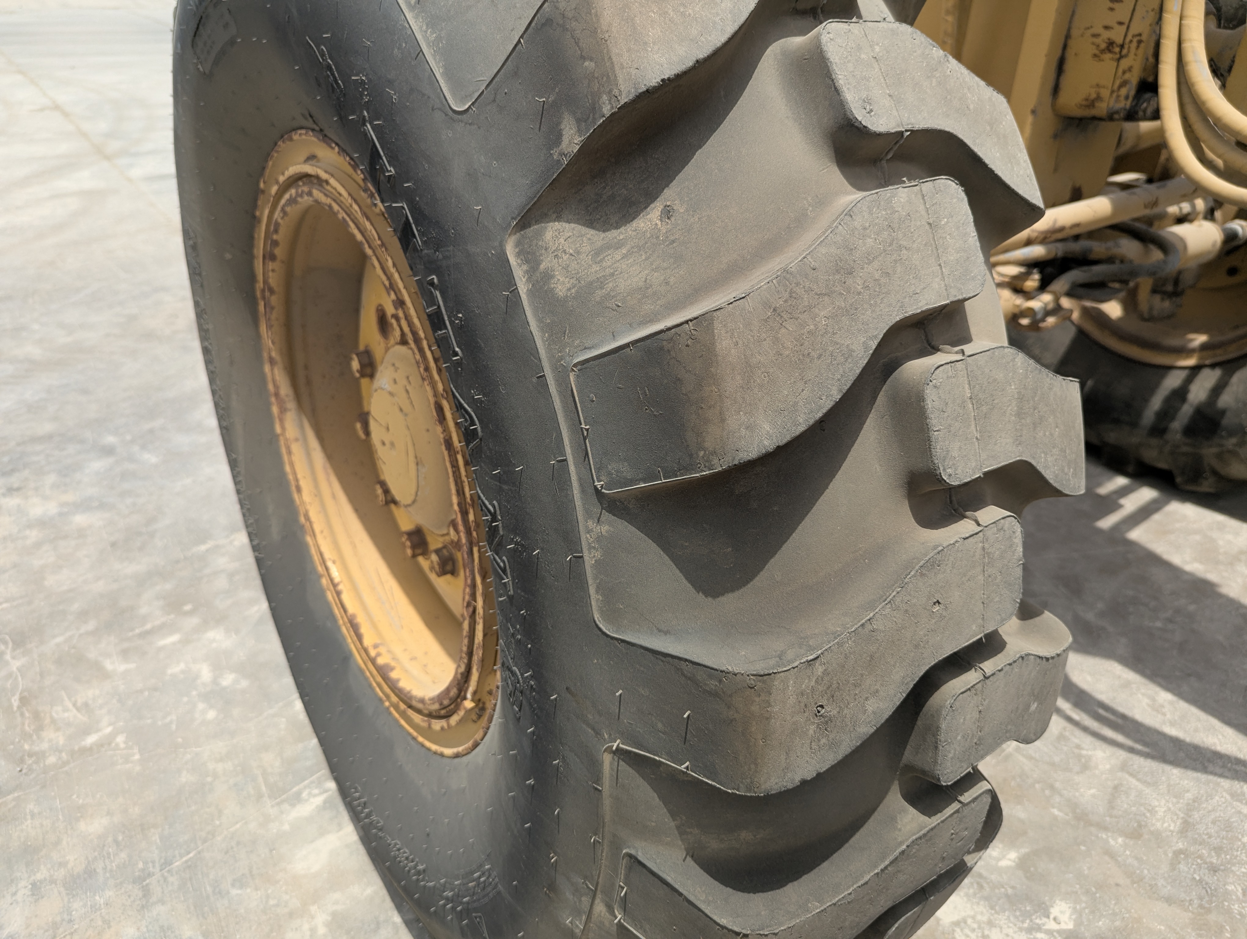 MGG-005-Cat-140H-Motor-graders-inspection-Chassis-Left-front-tire-/-wheel-hub---condition-1