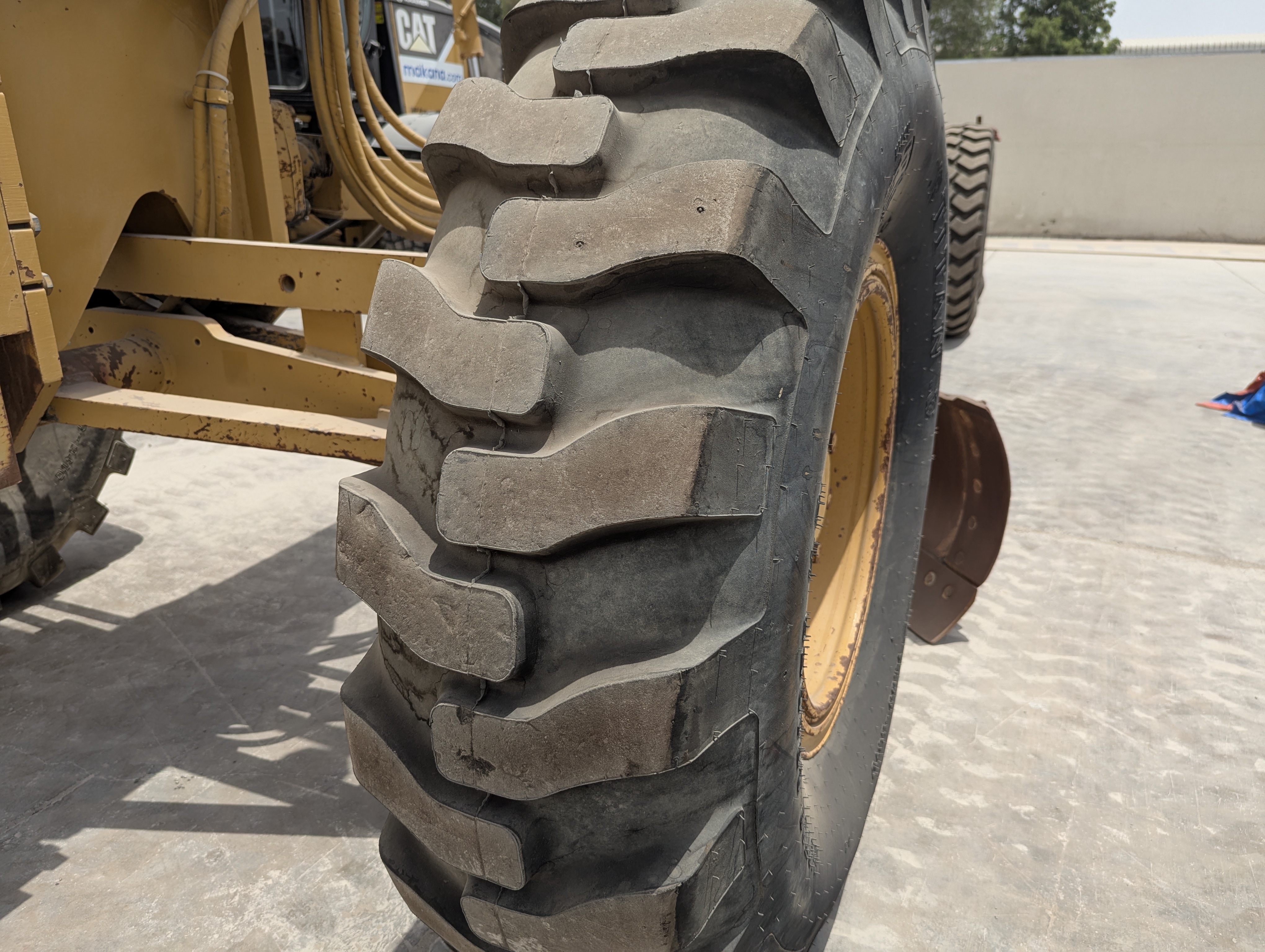 MGG-005-Cat-140H-Motor-graders-inspection-Chassis-Left-front-tire-/-wheel-hub---condition-1