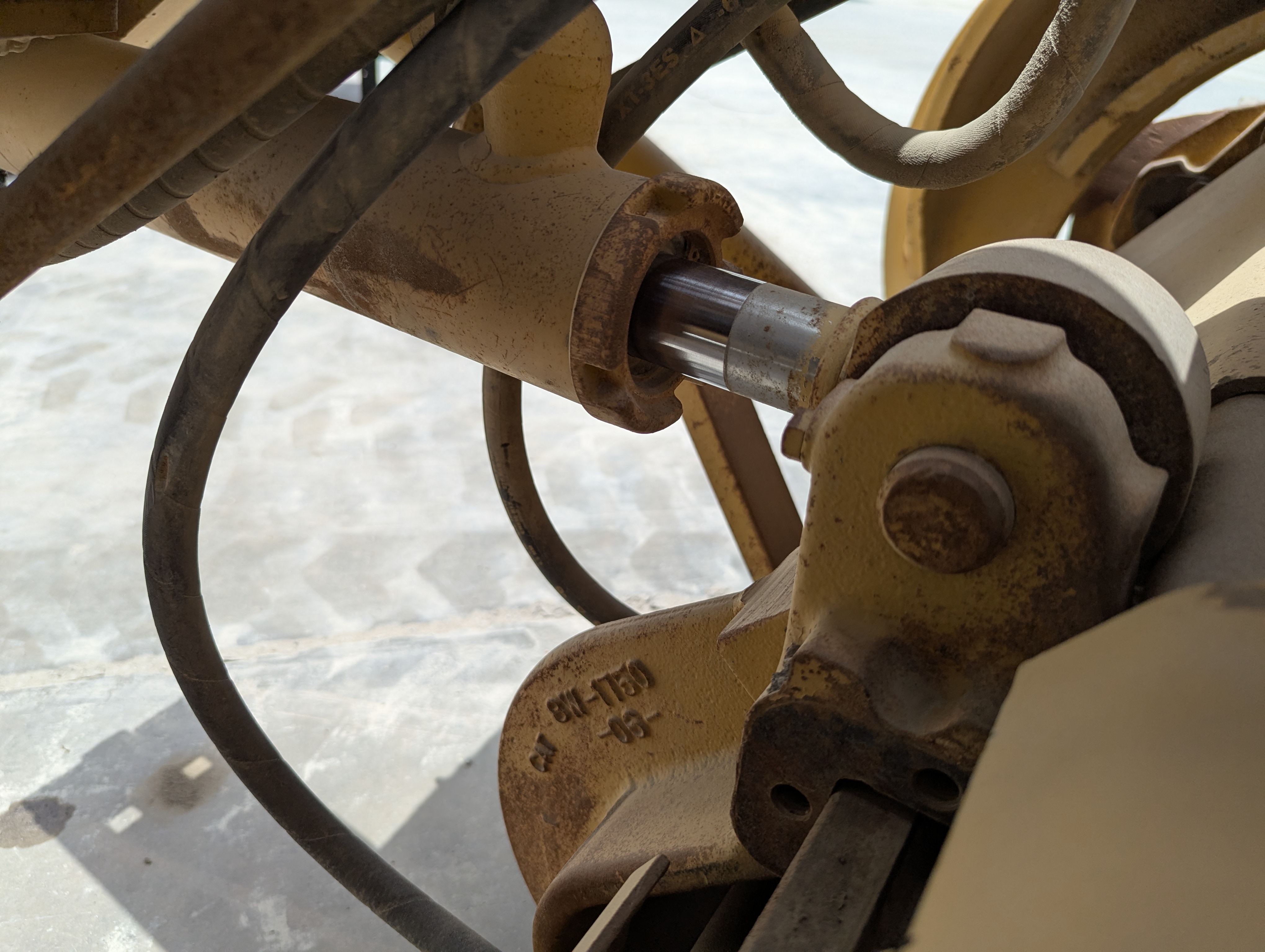 MGG-005-Cat-140H-Motor-graders-inspection-Hydraulics-Blade-tip-cylinder-2
