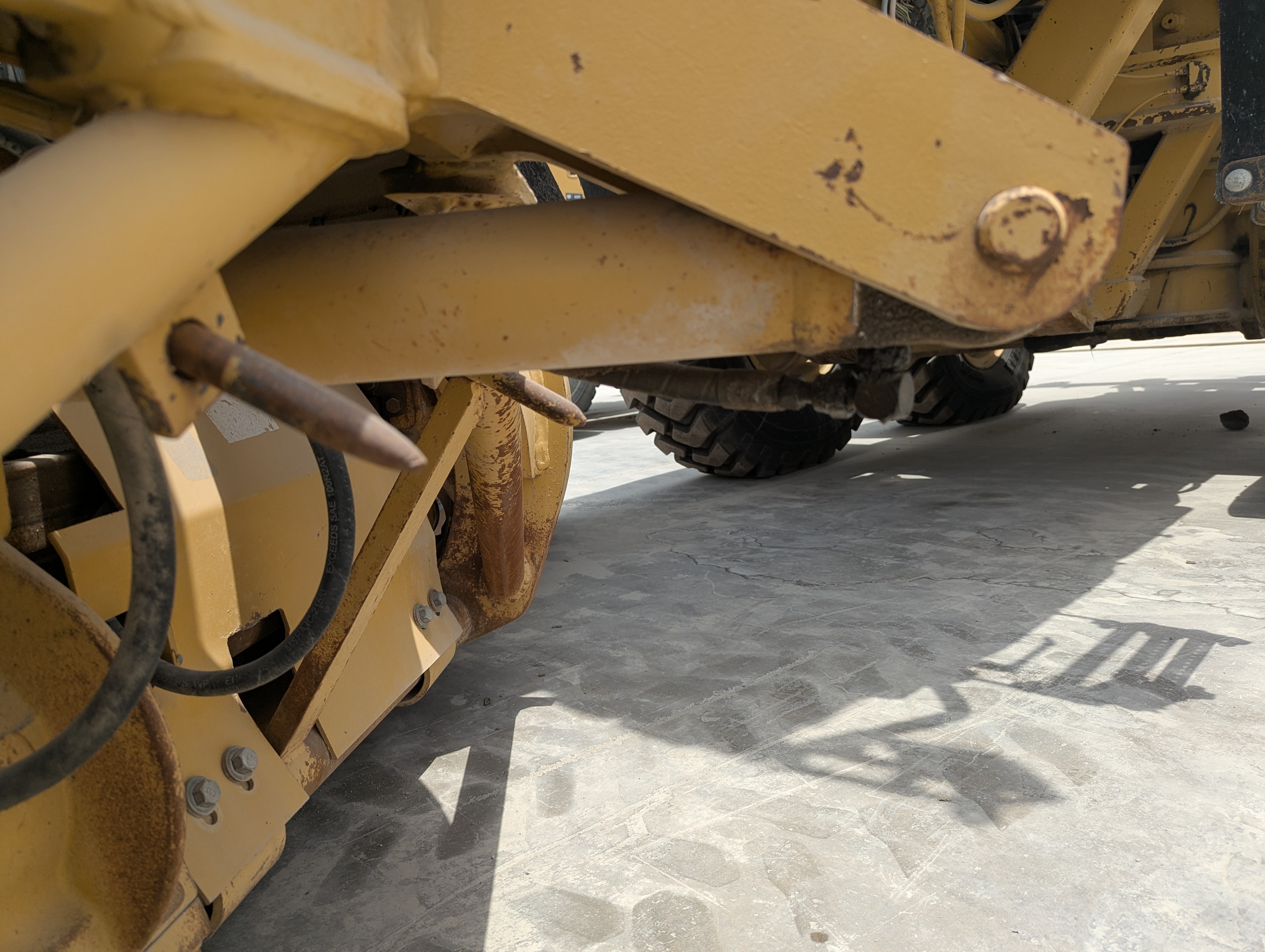 MGG-005-Cat-140H-Motor-graders-inspection-Hydraulics-Blade-tip-cylinder-2