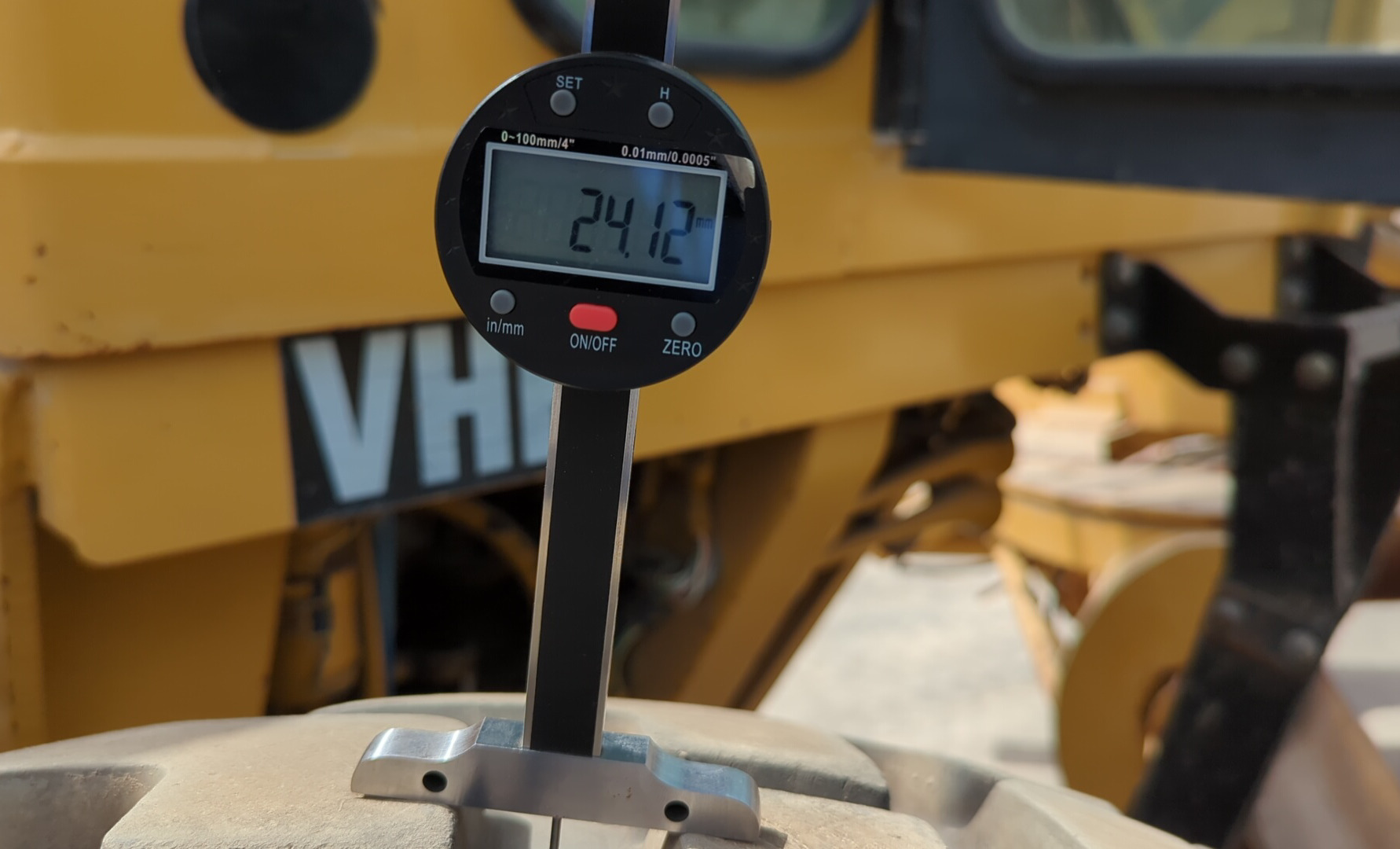 MGG-005-Cat-140H-Motor-graders-inspection-Chassis-Right-center-tire---tread-depth-1