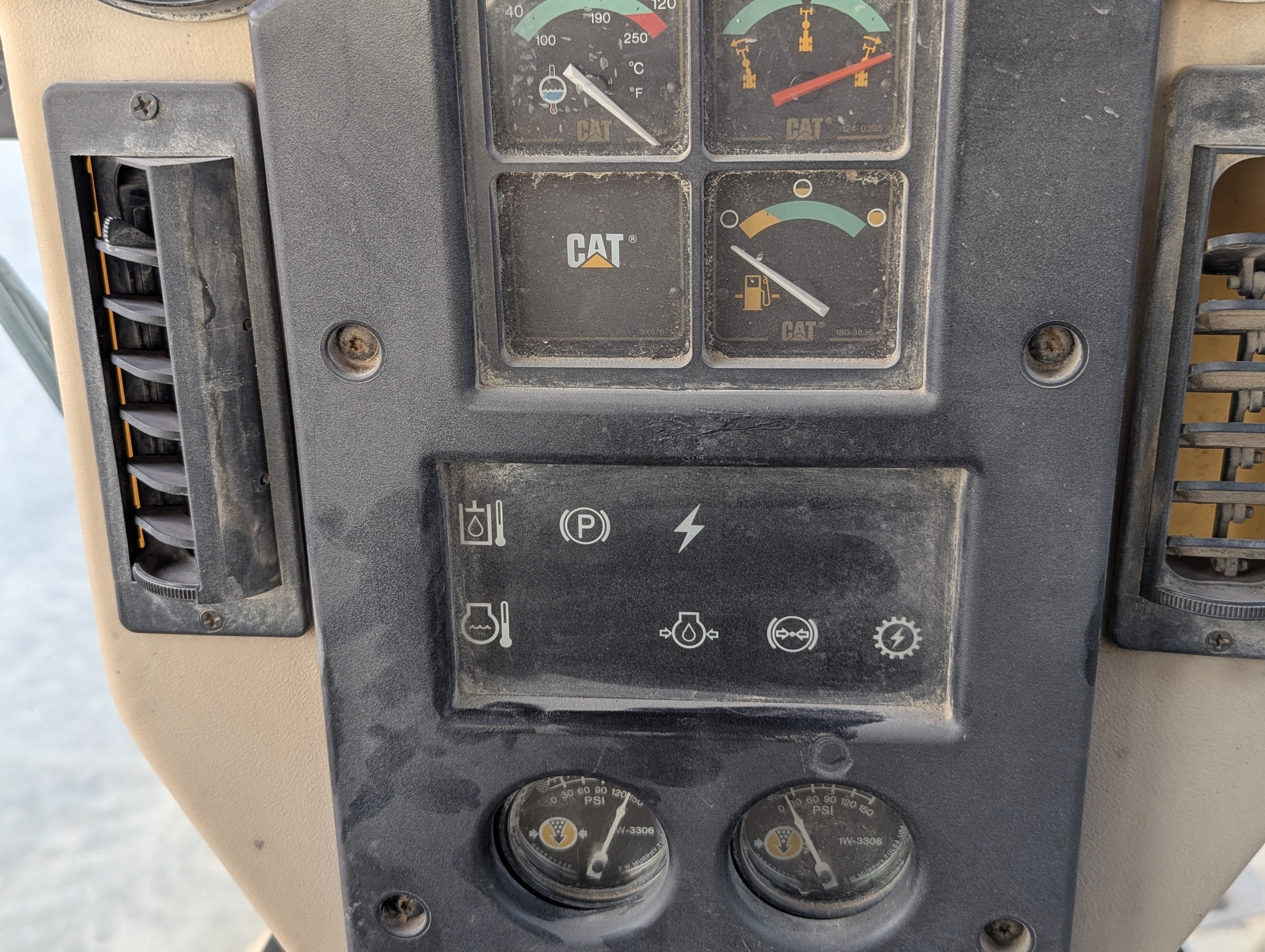 MGG-005-Cat-140H-Motor-graders-inspection-Cabin-Instrument-cluster-1