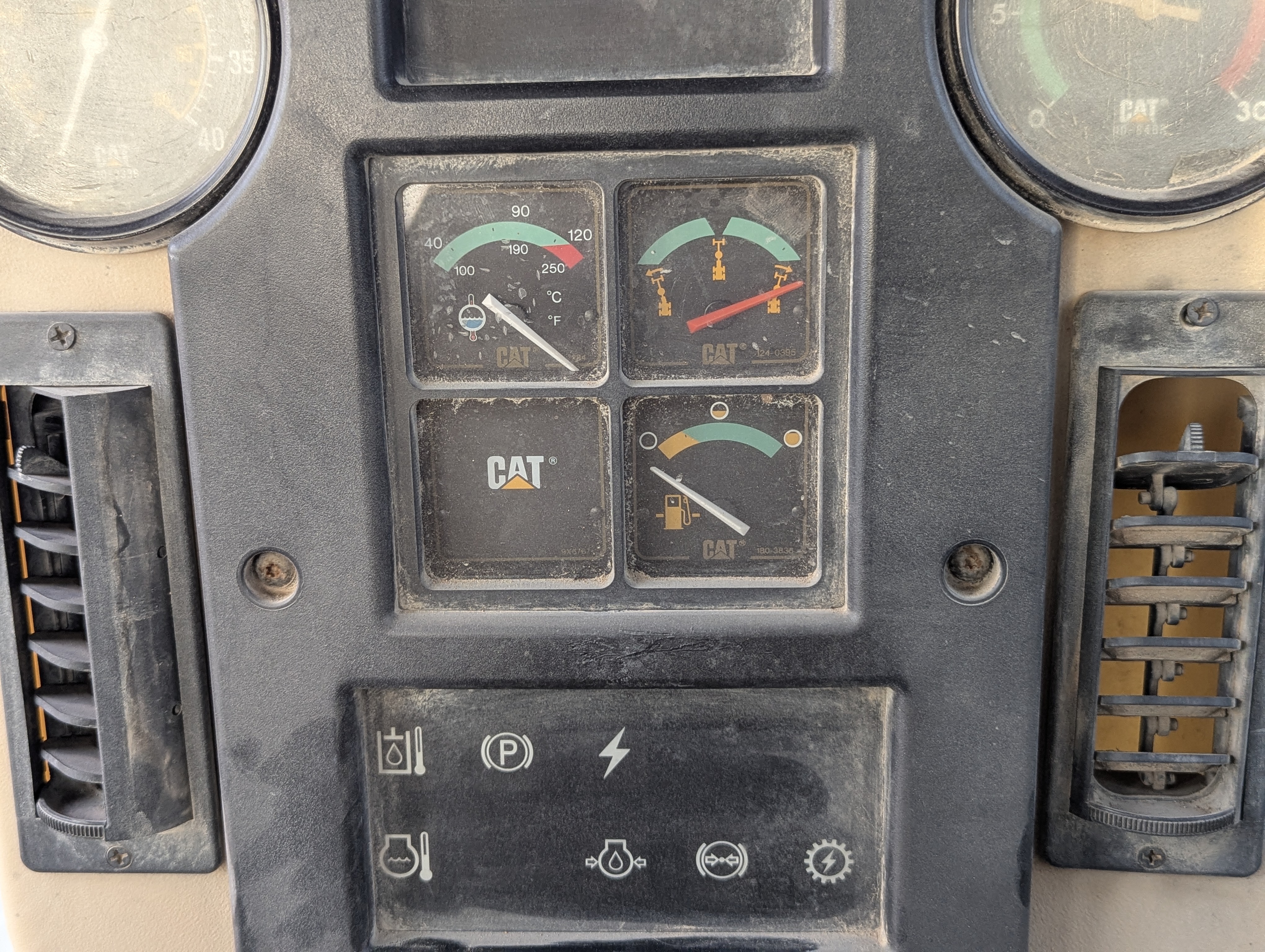 MGG-005-Cat-140H-Motor-graders-inspection-Cabin-Instrument-cluster-1