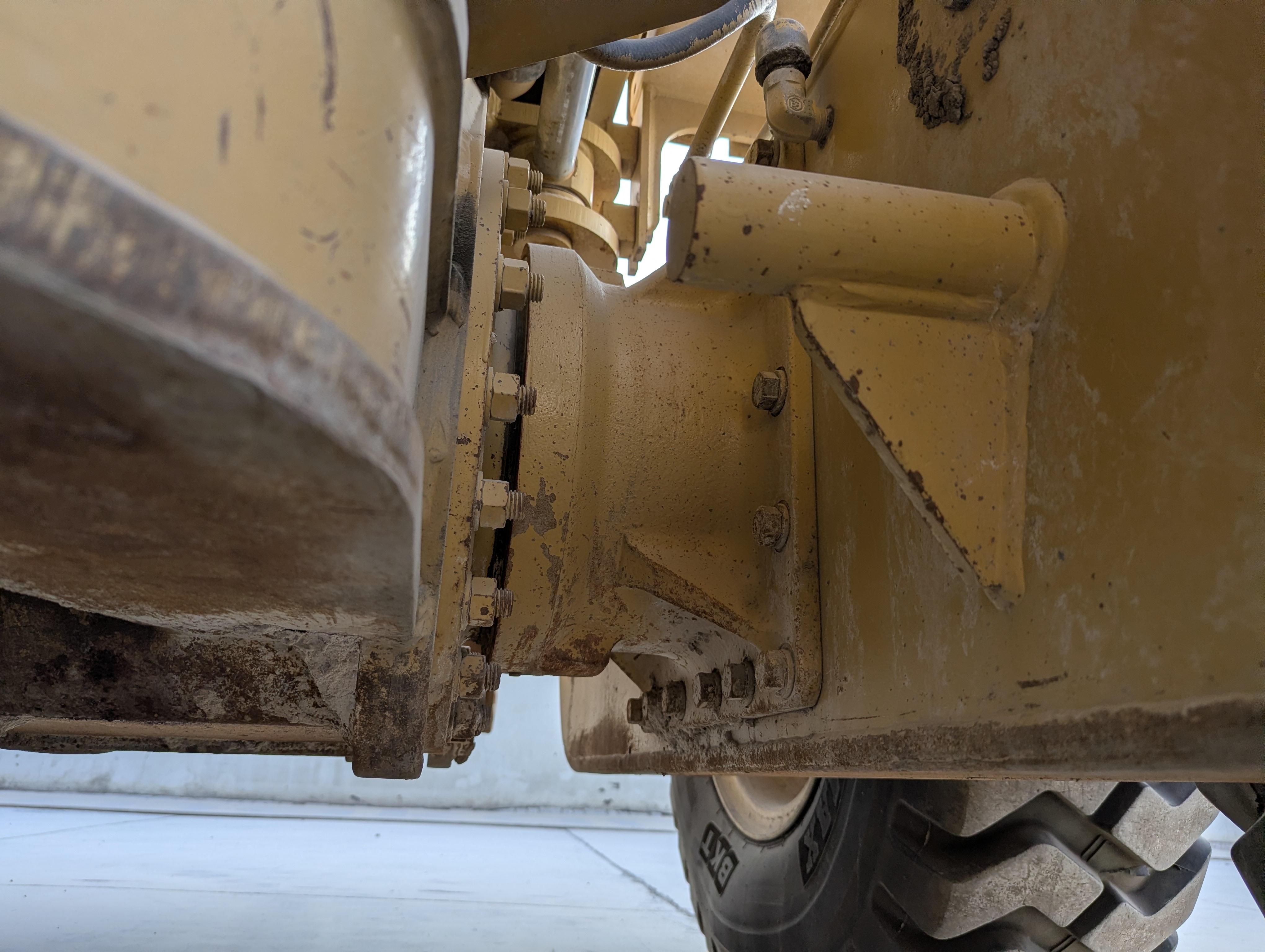 MGG-005-Cat-140H-Motor-graders-inspection-Drive-system-Axle-housing-1