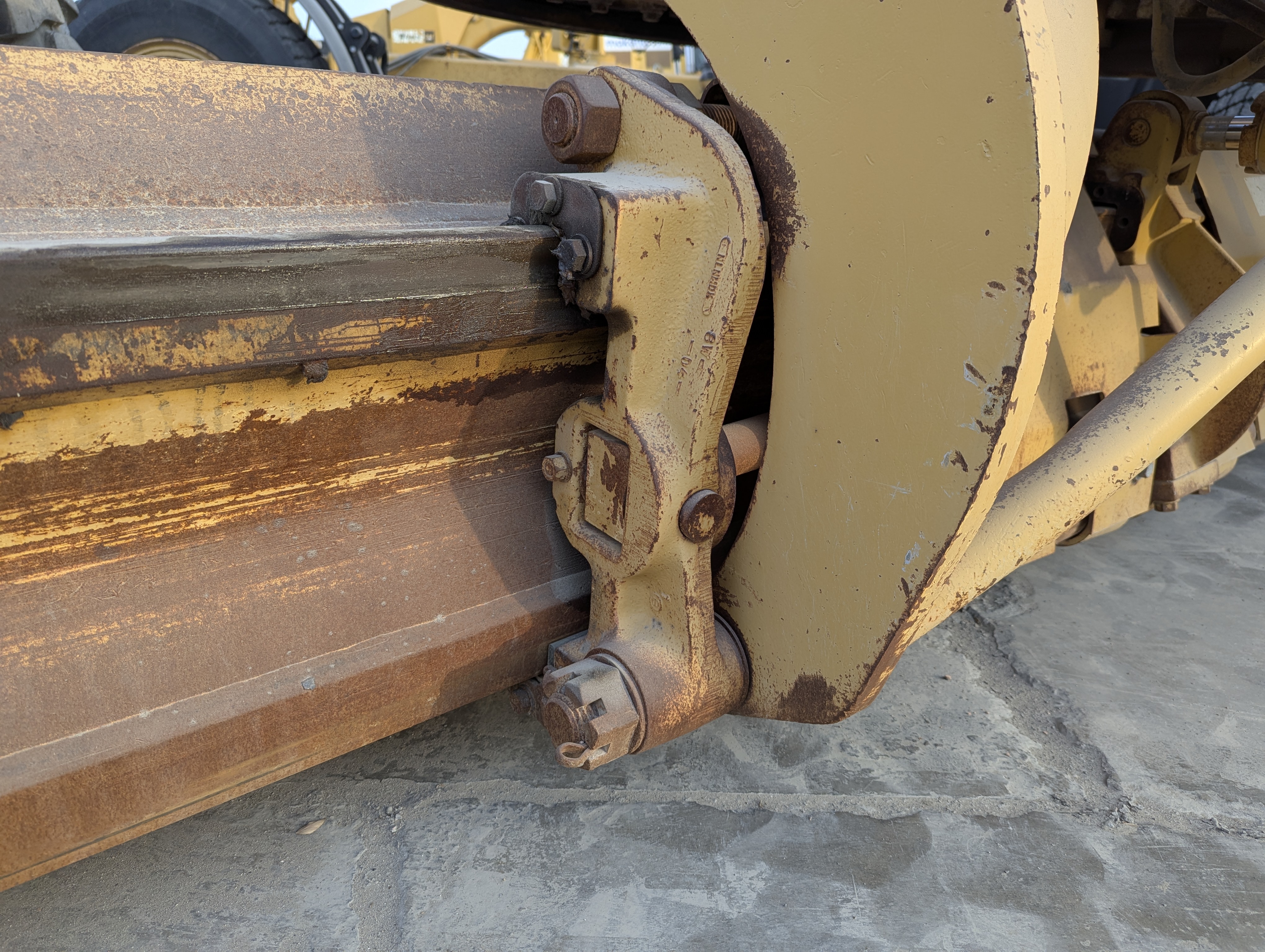MGG-005-Cat-140H-Motor-graders-inspection-Hydraulics-Sideshift-cylinder-1