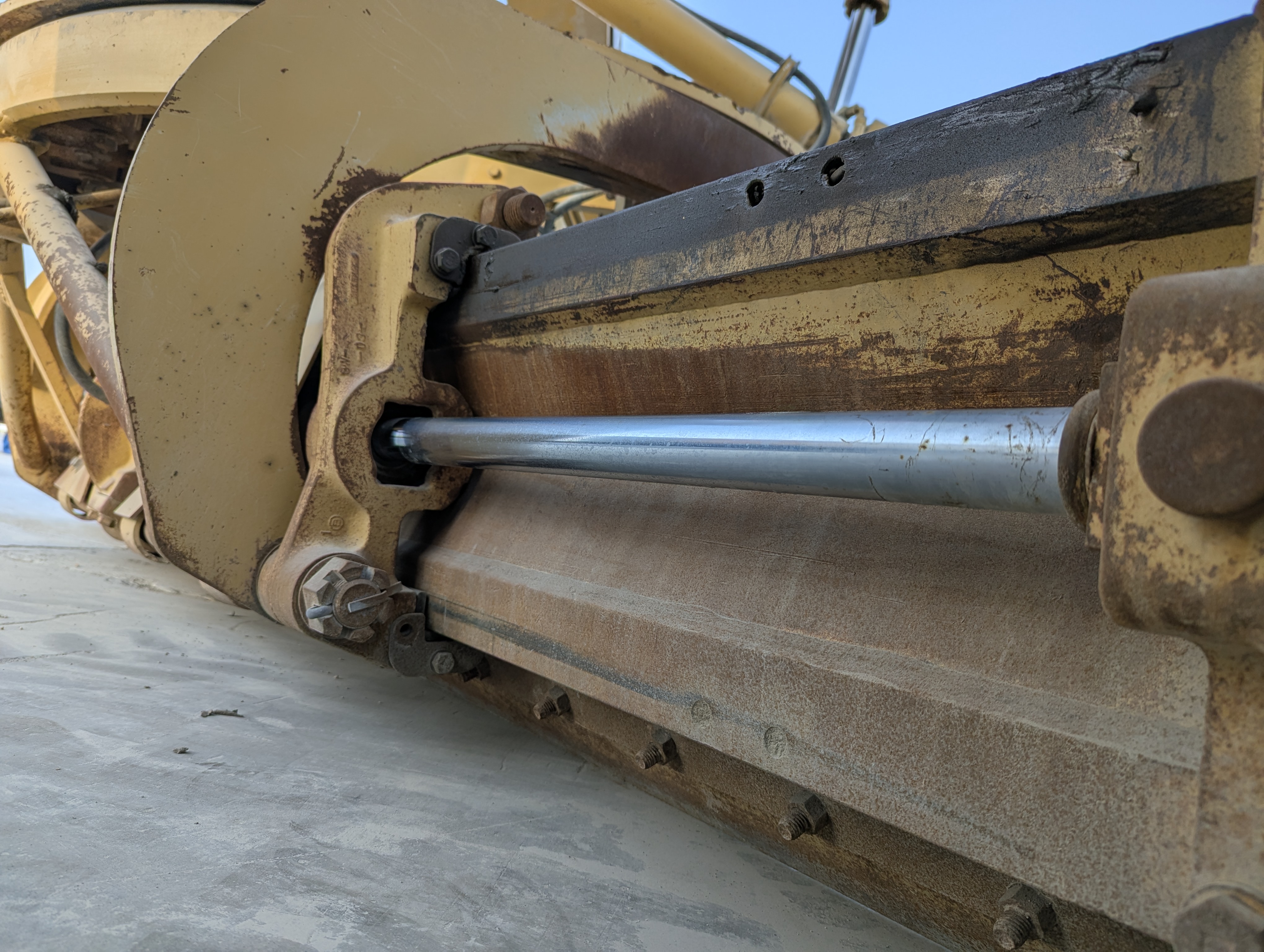 MGG-005-Cat-140H-Motor-graders-inspection-Hydraulics-Sideshift-cylinder-1