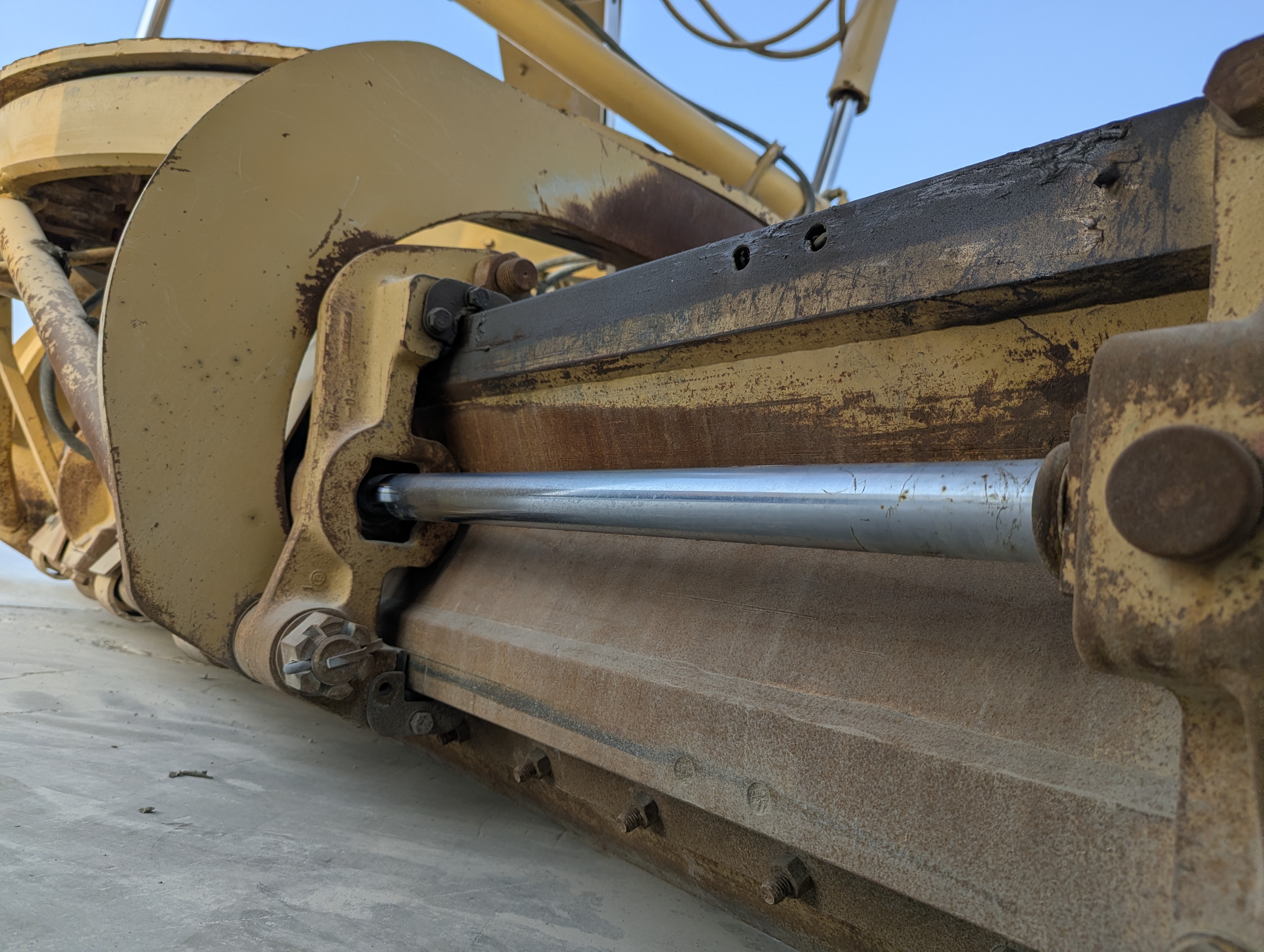 MGG-005-Cat-140H-Motor-graders-inspection-Hydraulics-Sideshift-cylinder-1