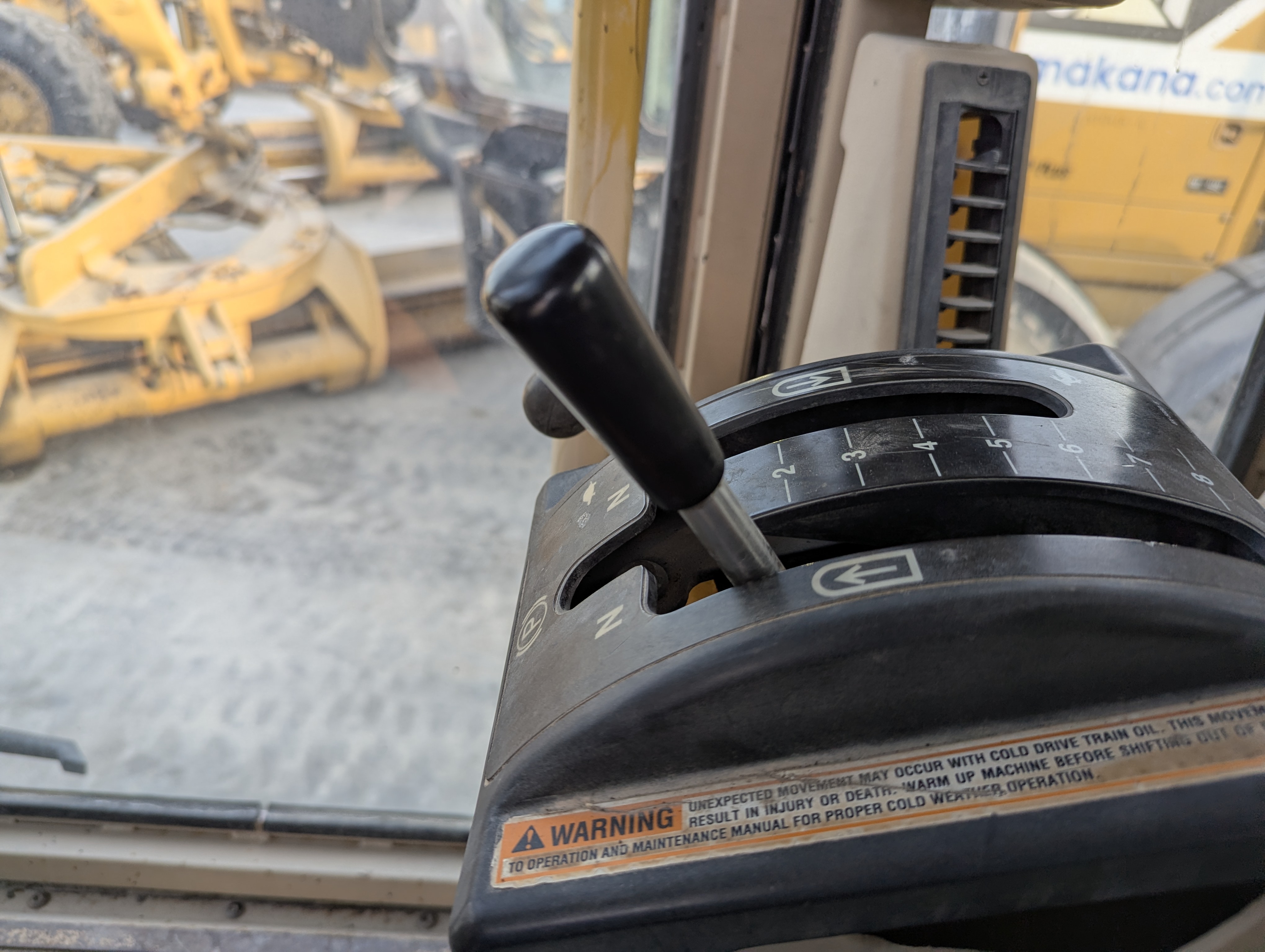 MGG-005-Cat-140H-Motor-graders-inspection-Cabin-Gear-lever-1