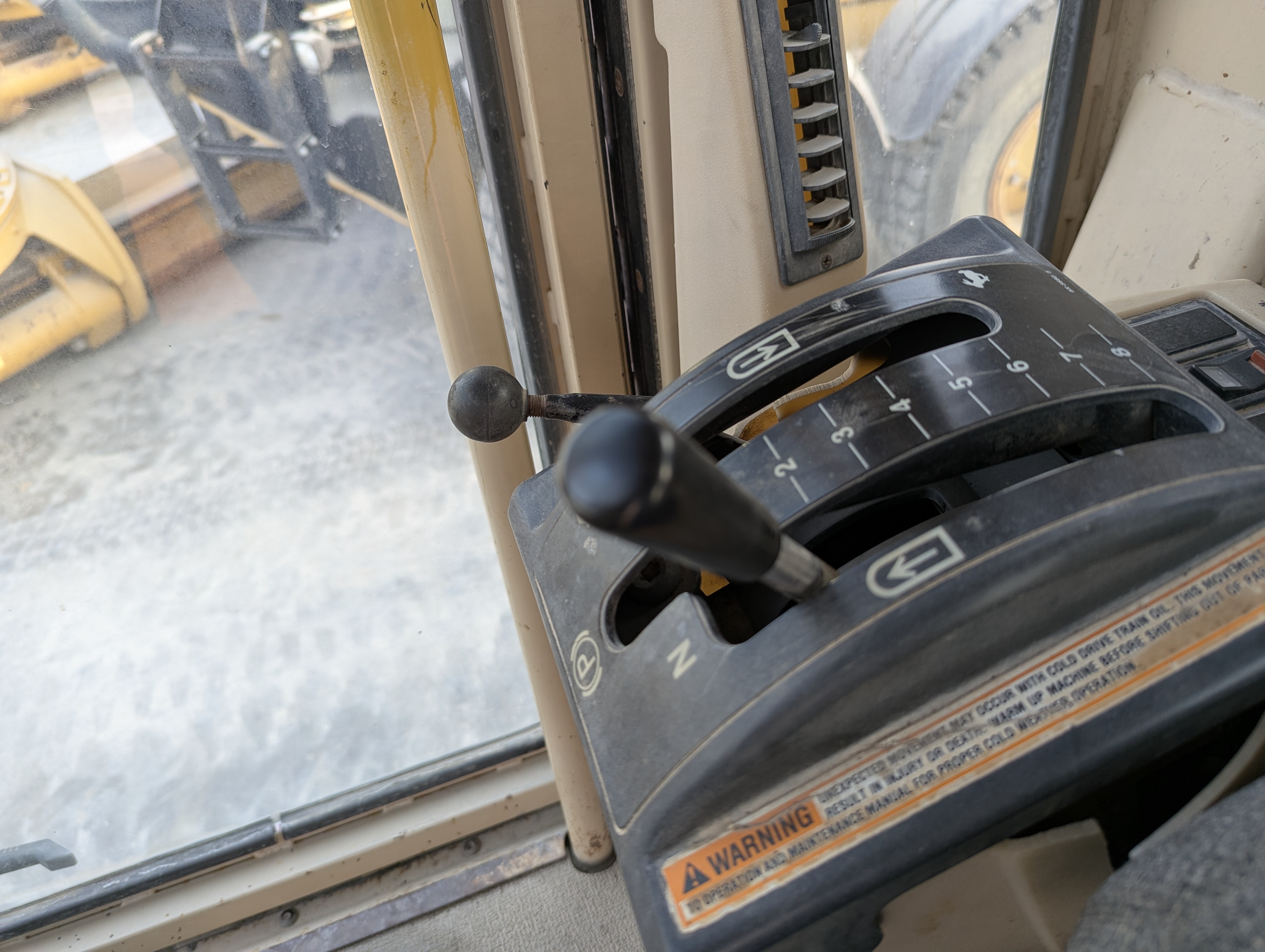 MGG-005-Cat-140H-Motor-graders-inspection-Cabin-Gear-lever-1