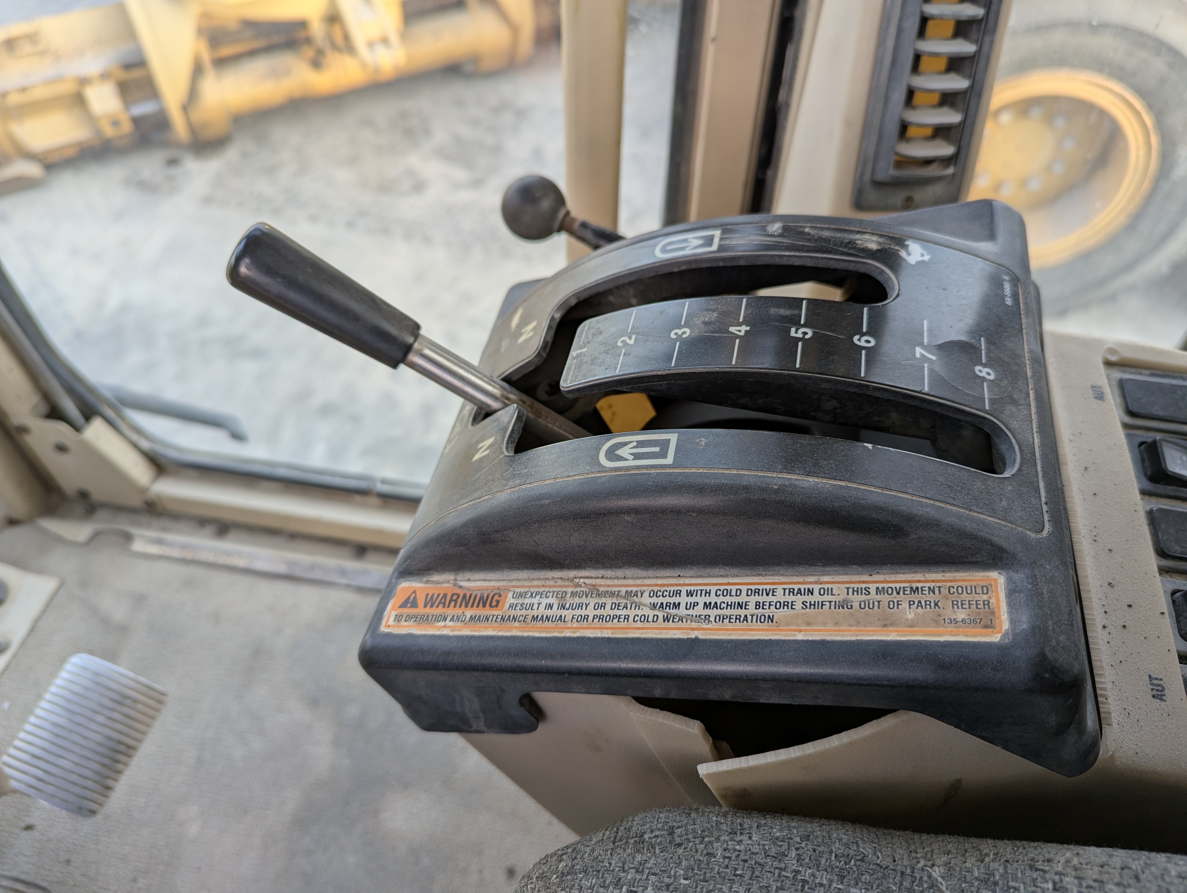 MGG-005-Cat-140H-Motor-graders-inspection-Cabin-Gear-lever-1