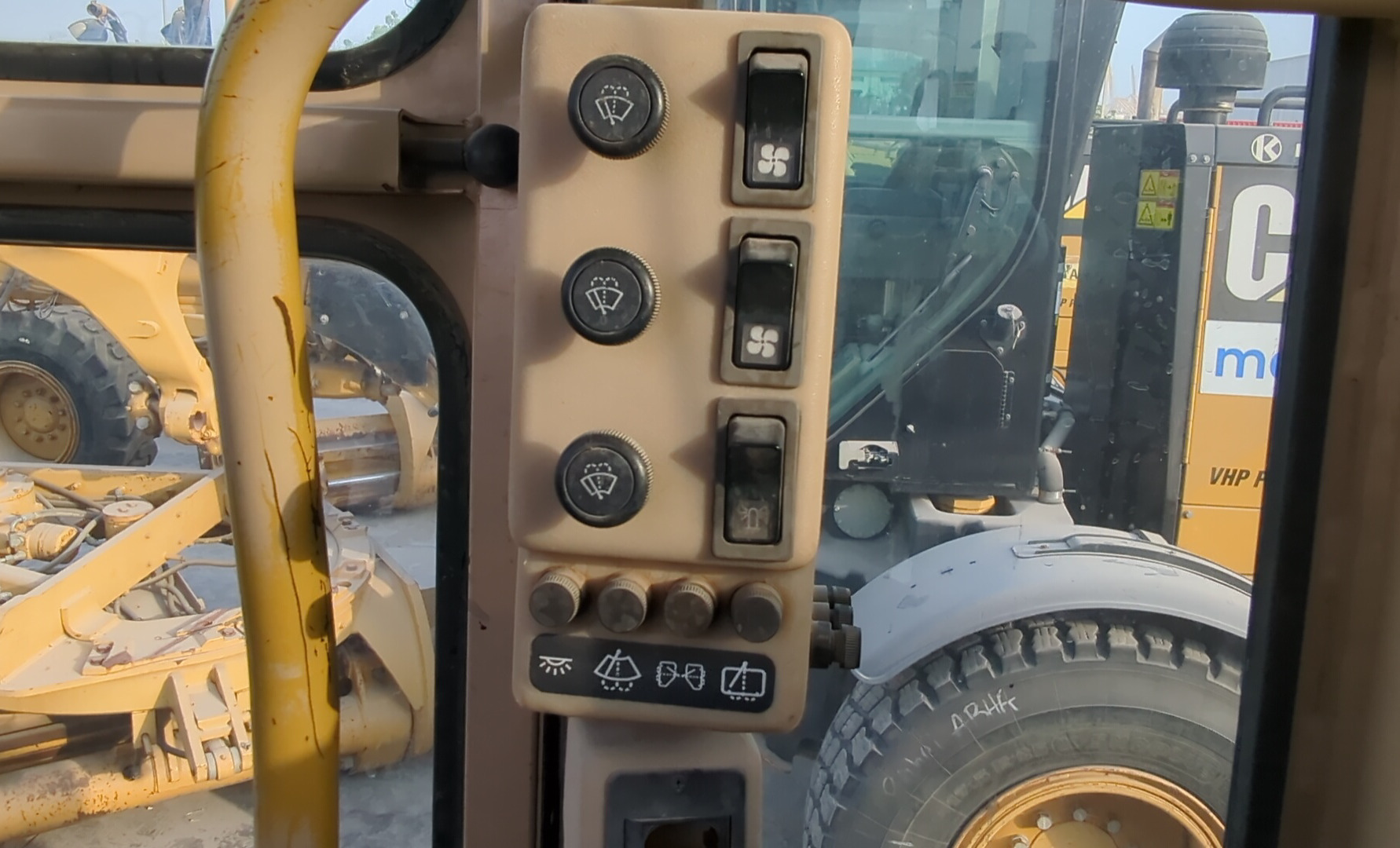 MGG-005-Cat-140H-Motor-graders-inspection-Cabin-Electronic-instrument-board-1