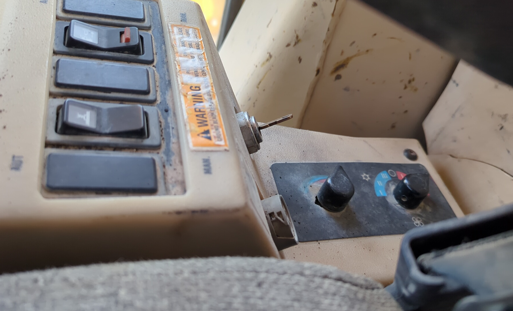 MGG-005-Cat-140H-Motor-graders-inspection-Cabin-Electronic-instrument-board-1