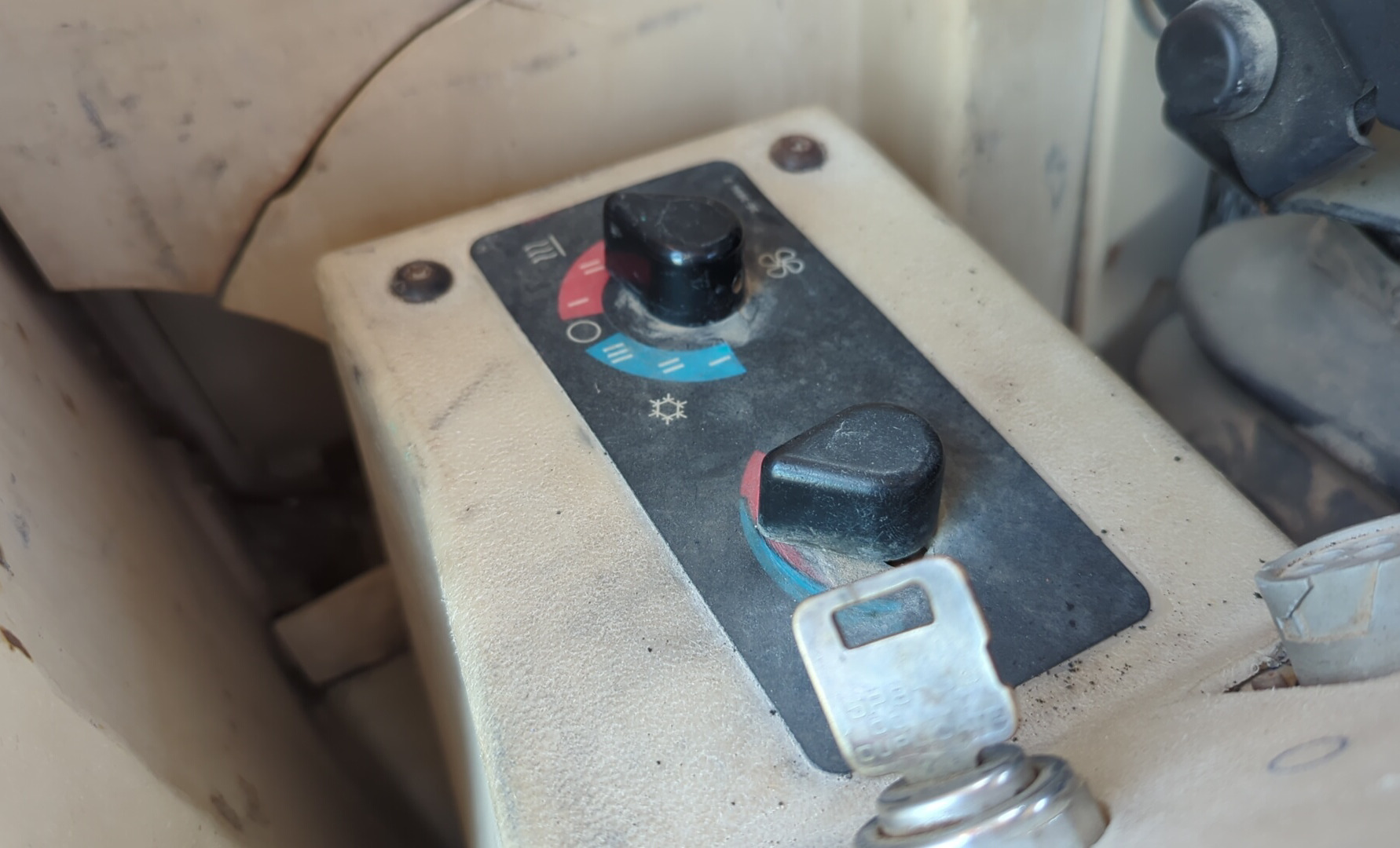 MGG-005-Cat-140H-Motor-graders-inspection-Air-conditioning-A/C-control-panel-1