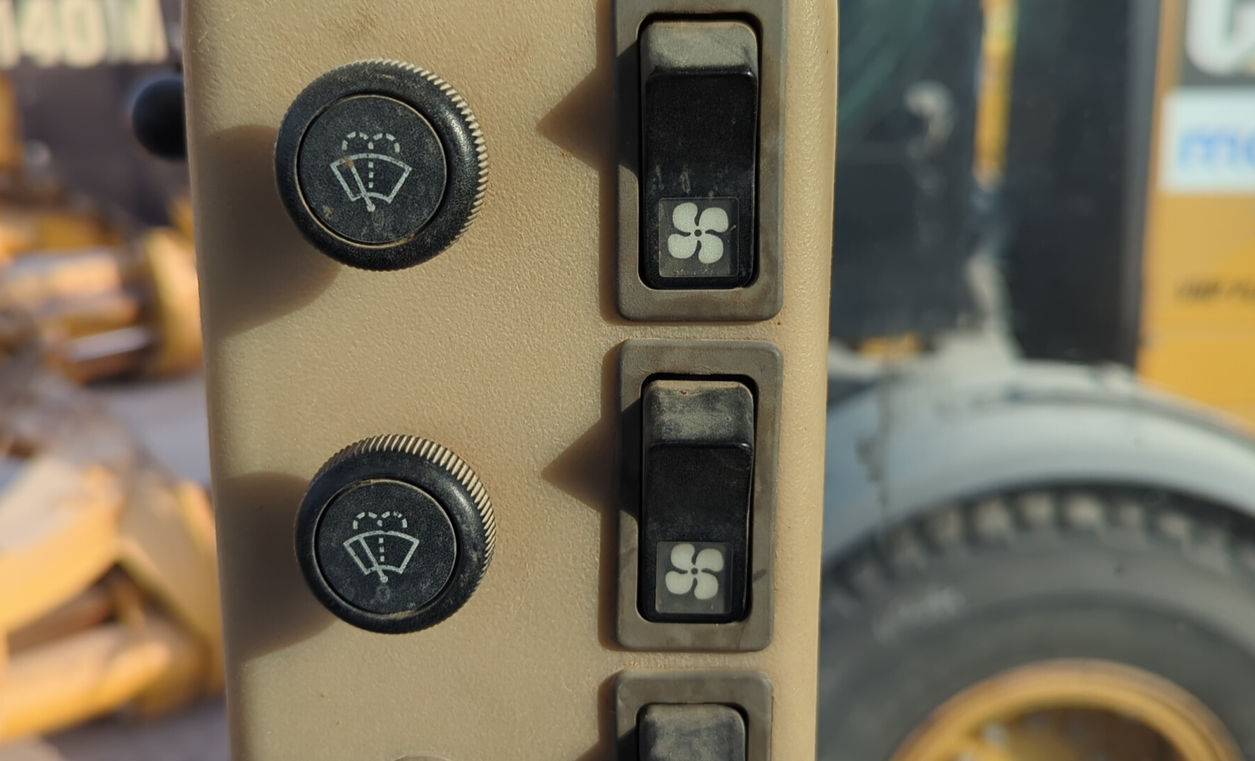 MGG-005-Cat-140H-Motor-graders-inspection-Air-conditioning-A/C-control-panel-1