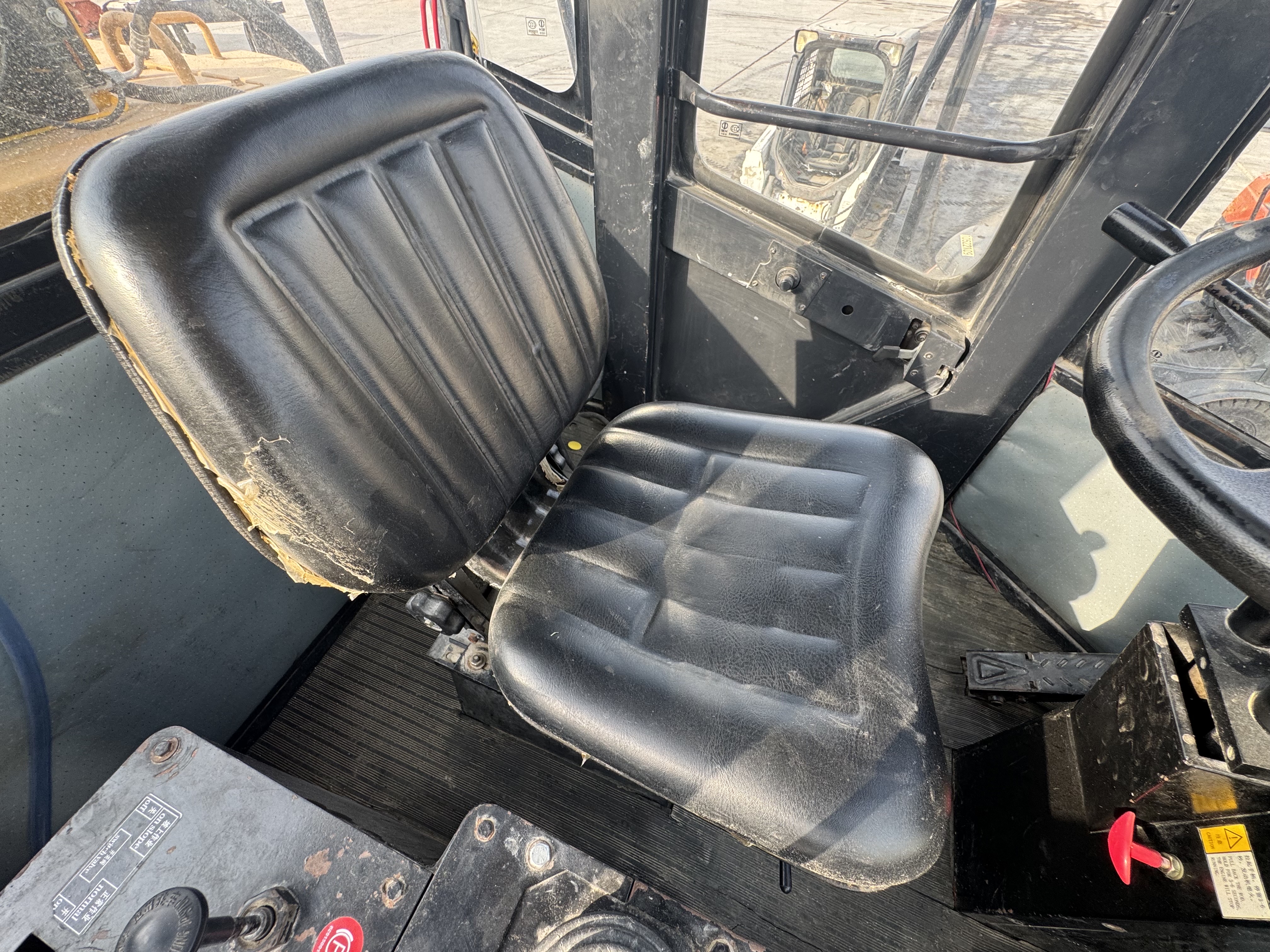 WHL-022-SEM-655D-Wheel-loaders-inspection-Cabin-Seats/armrests-1