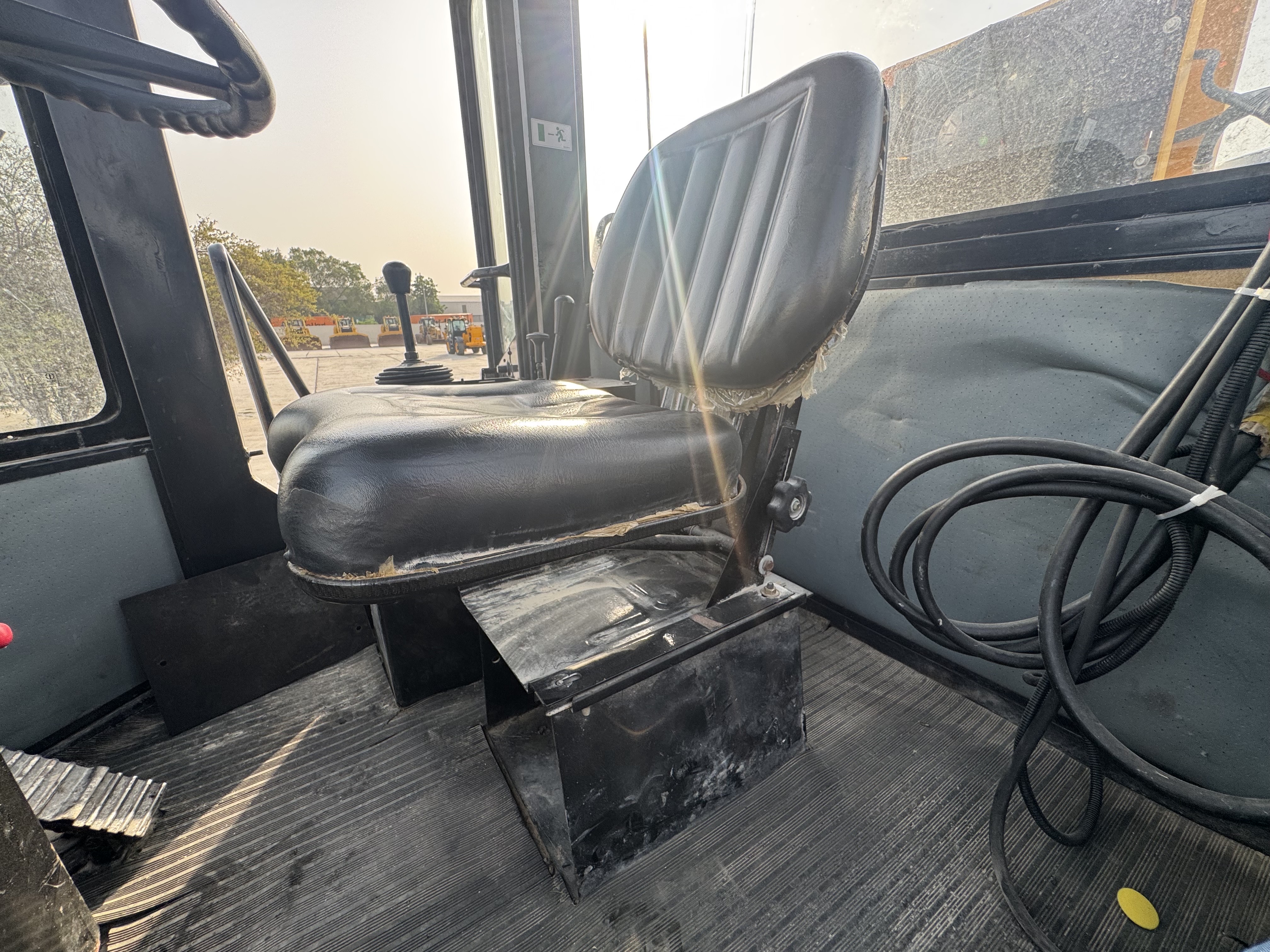 WHL-022-SEM-655D-Wheel-loaders-inspection-Cabin-Seats/armrests-1