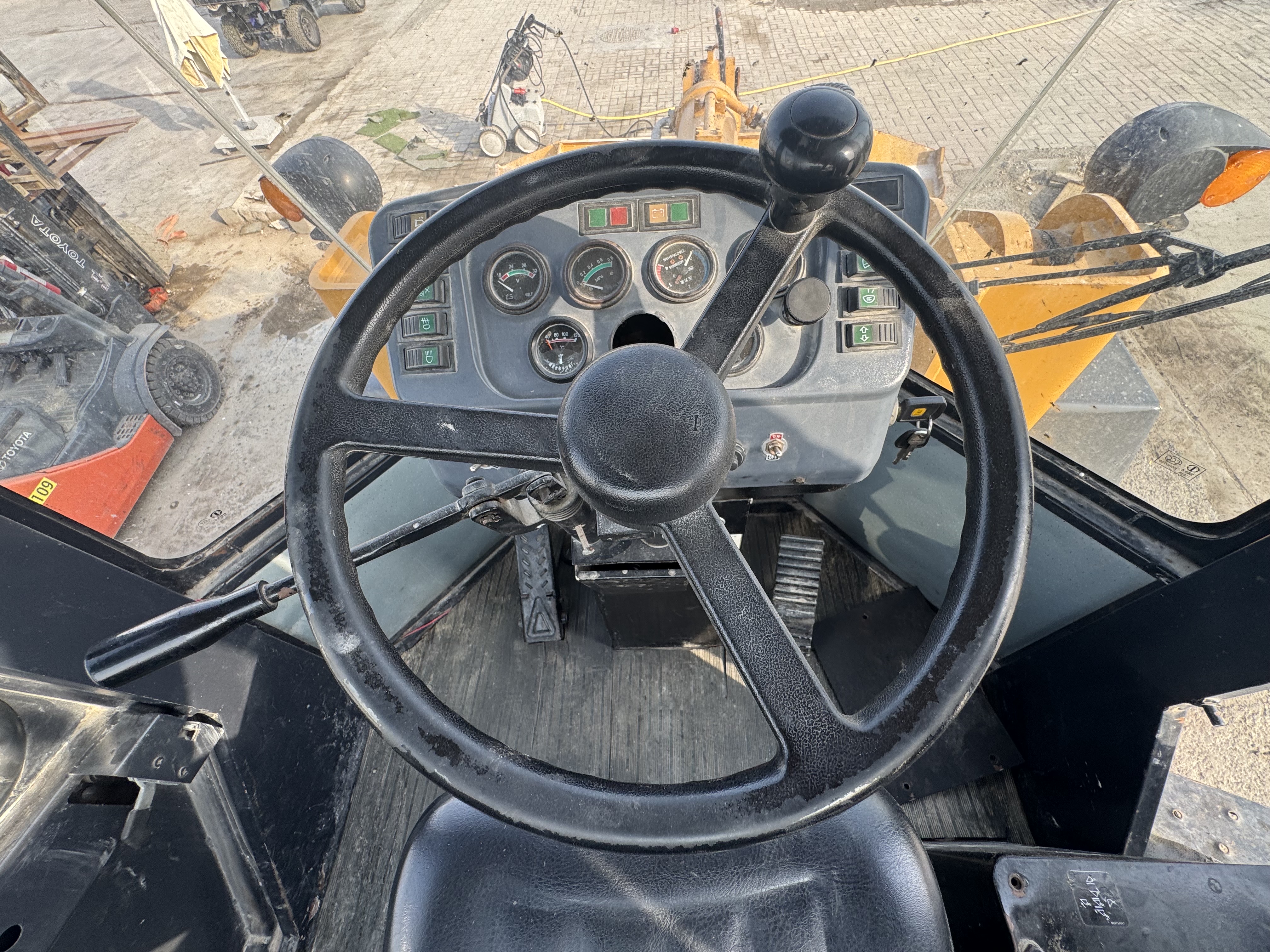 WHL-022-SEM-655D-Wheel-loaders-inspection-Cabin-Steering-controls-1