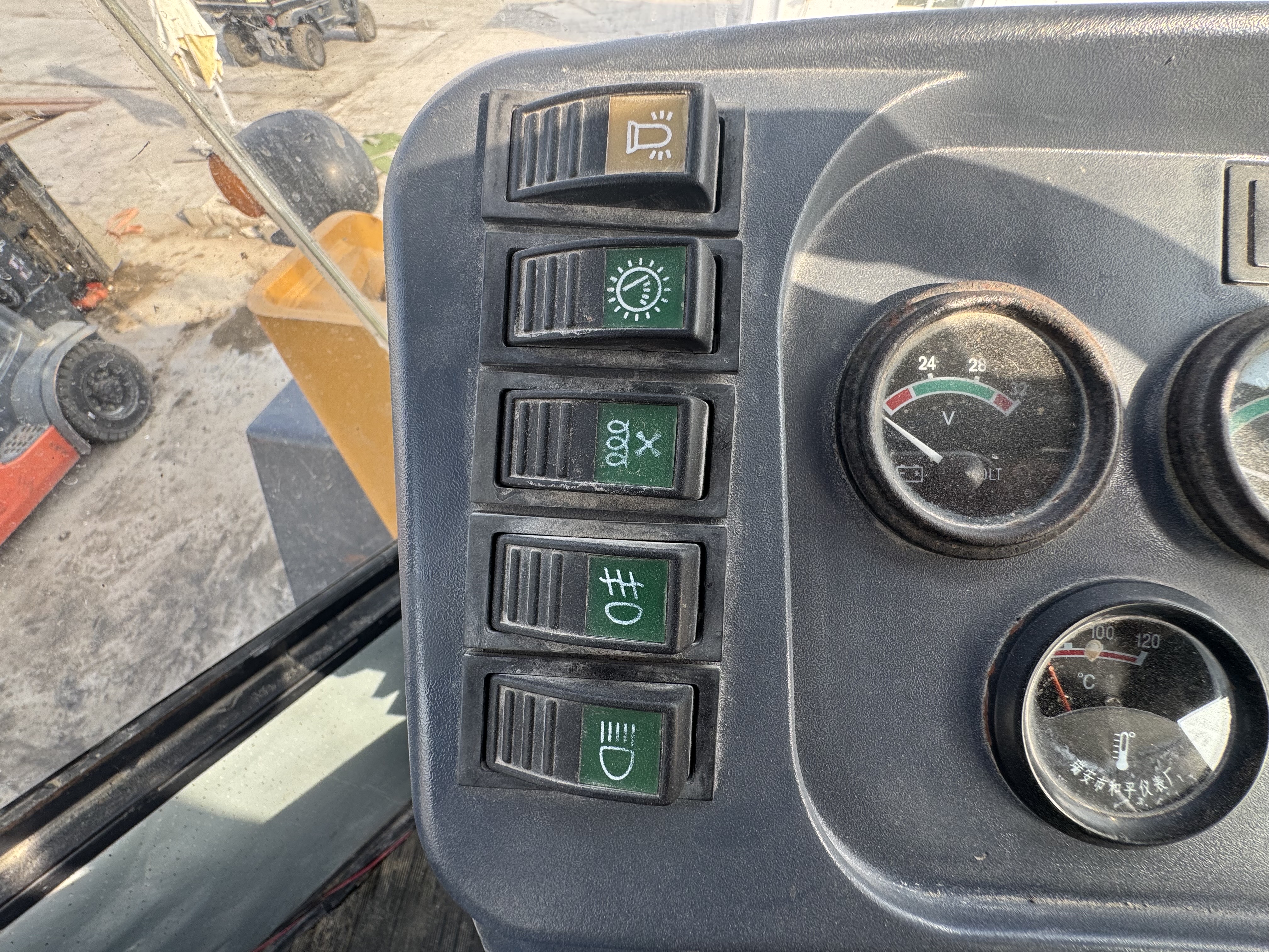 WHL-022-SEM-655D-Wheel-loaders-inspection-Cabin-Electronic-instrument-board-1