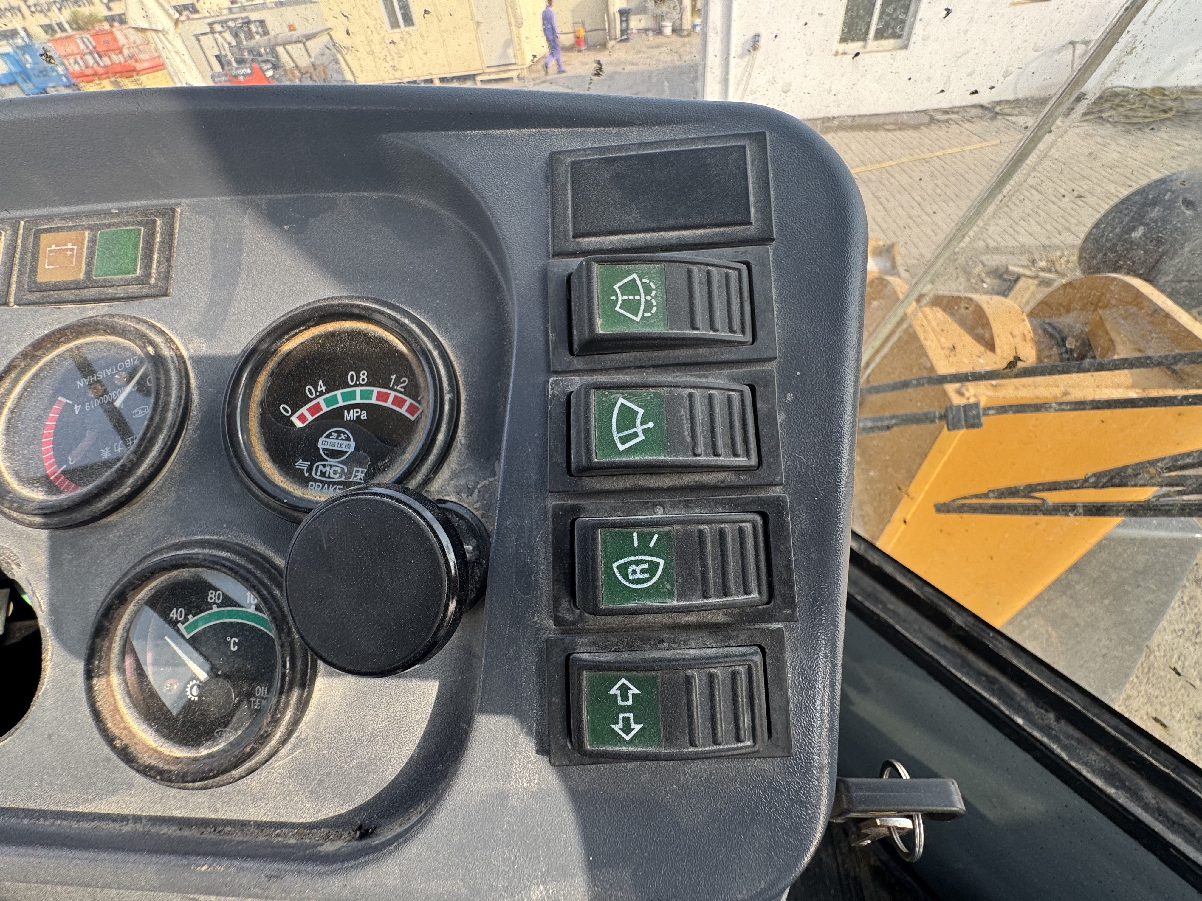 WHL-022-SEM-655D-Wheel-loaders-inspection-Cabin-Electronic-instrument-board-1