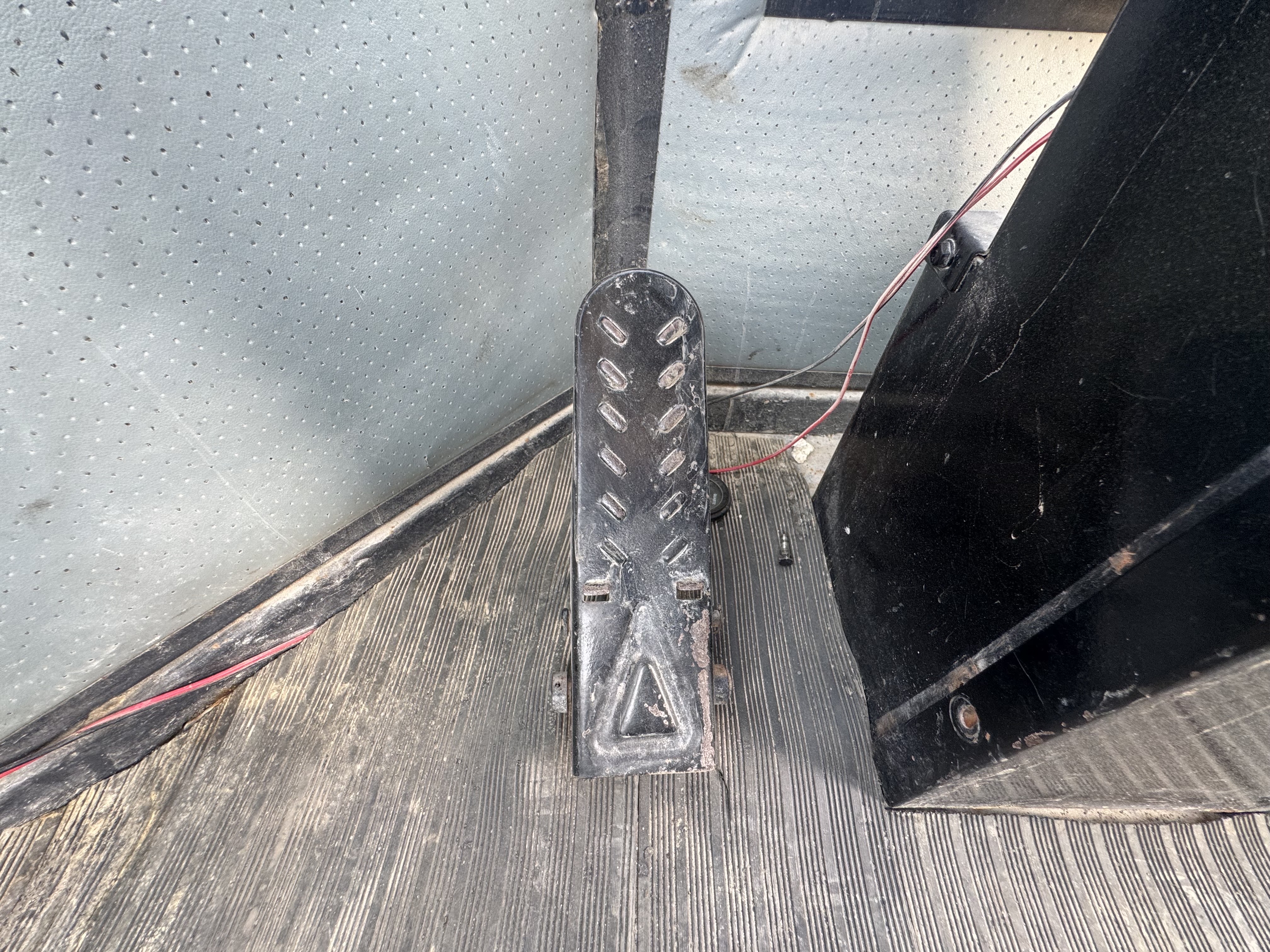 WHL-022-SEM-655D-Wheel-loaders-inspection-Cabin-Pedals-1
