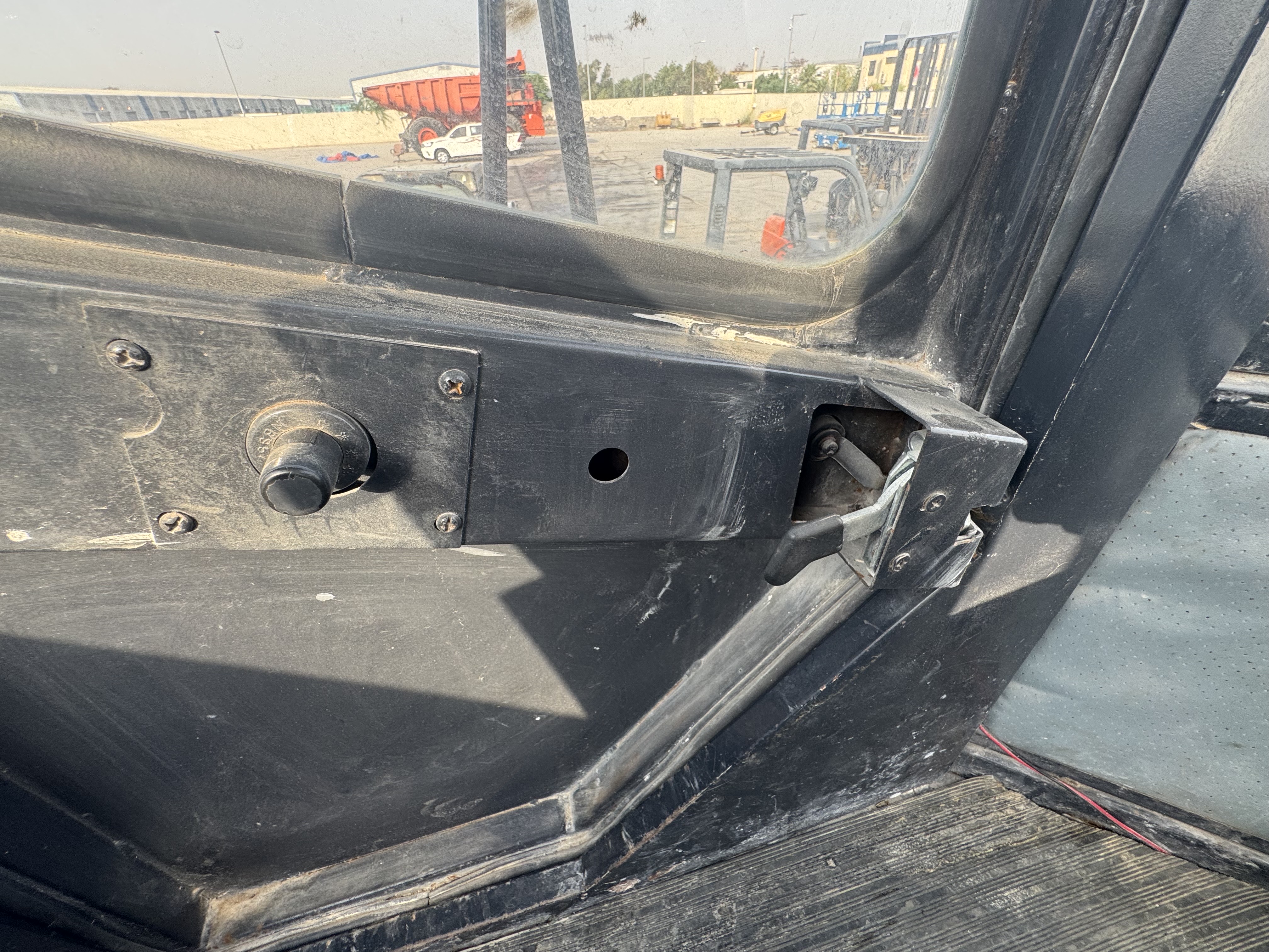 WHL-022-SEM-655D-Wheel-loaders-inspection-Cabin-Door-handles-1