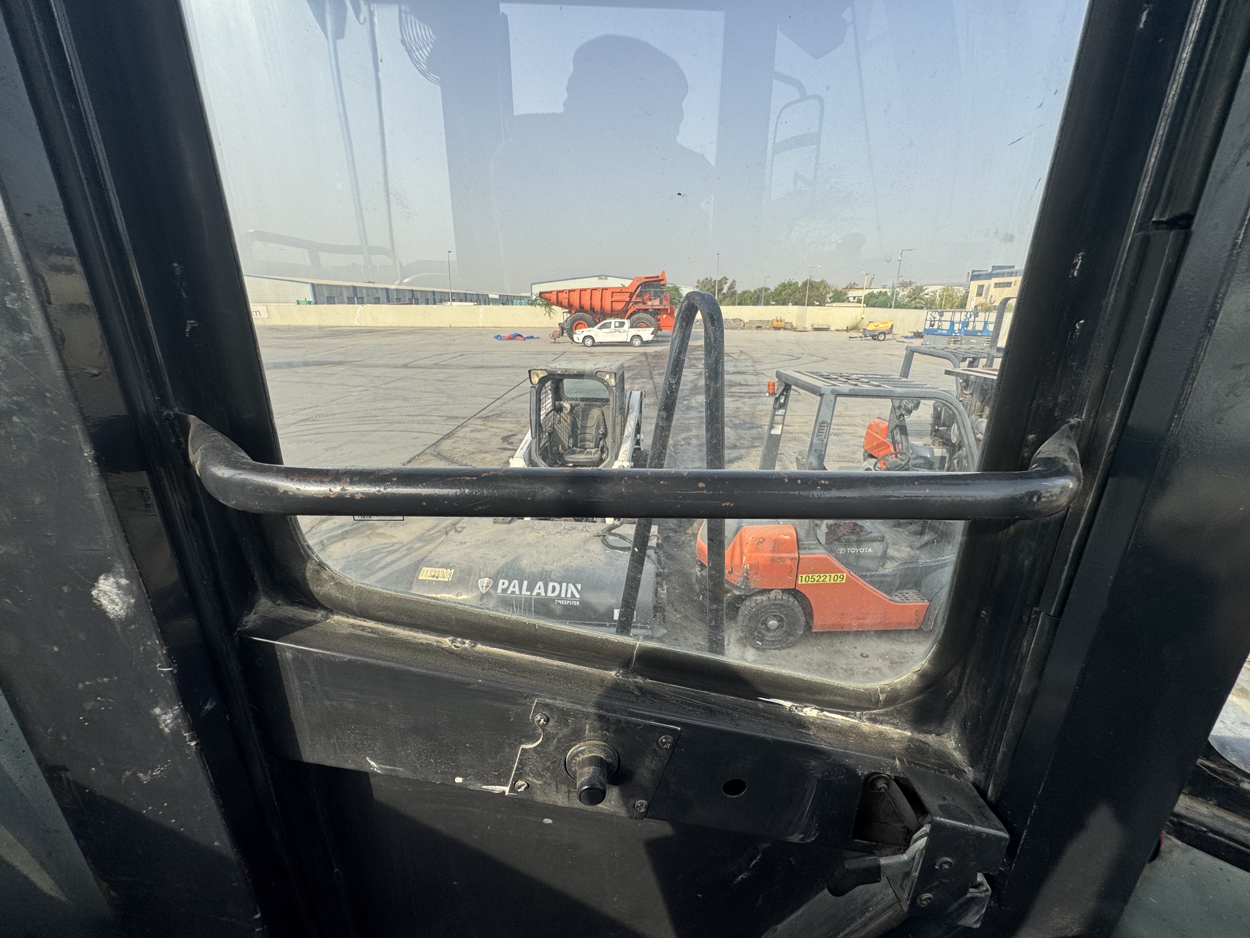 WHL-022-SEM-655D-Wheel-loaders-inspection-Cabin-Door-handles-1