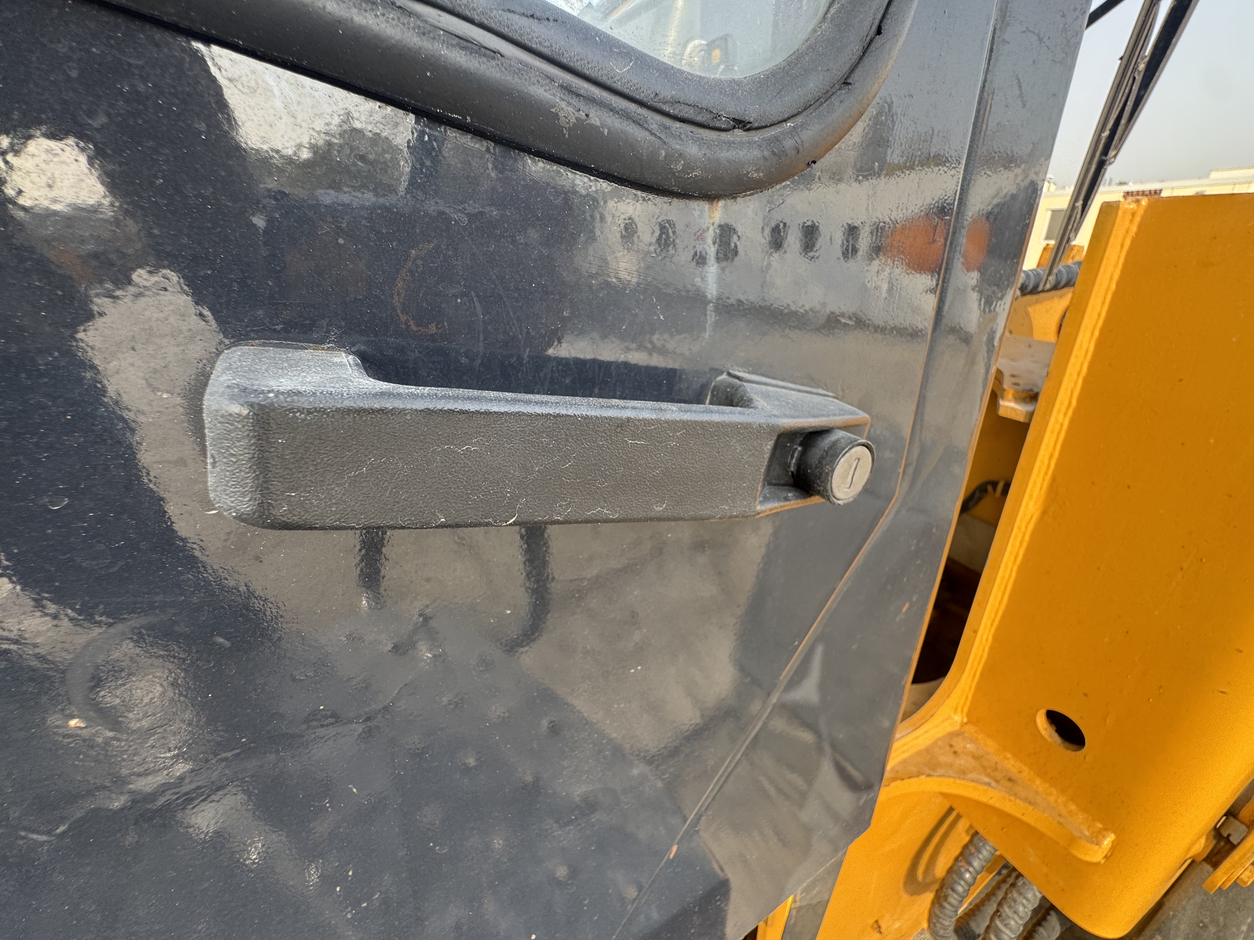 WHL-022-SEM-655D-Wheel-loaders-inspection-Cabin-Door-handles-1