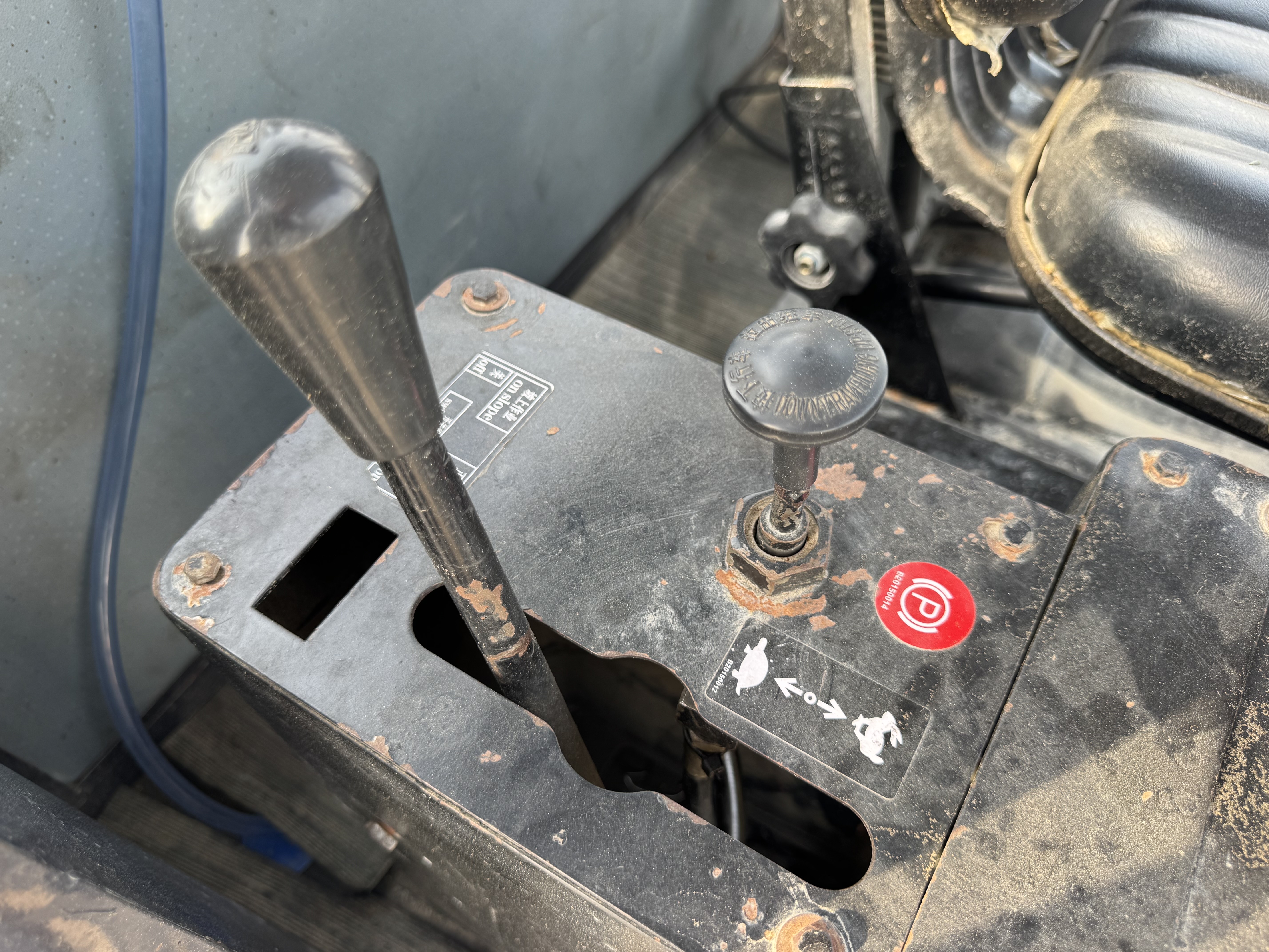 WHL-022-SEM-655D-Wheel-loaders-inspection-Cabin-Joysticks-1