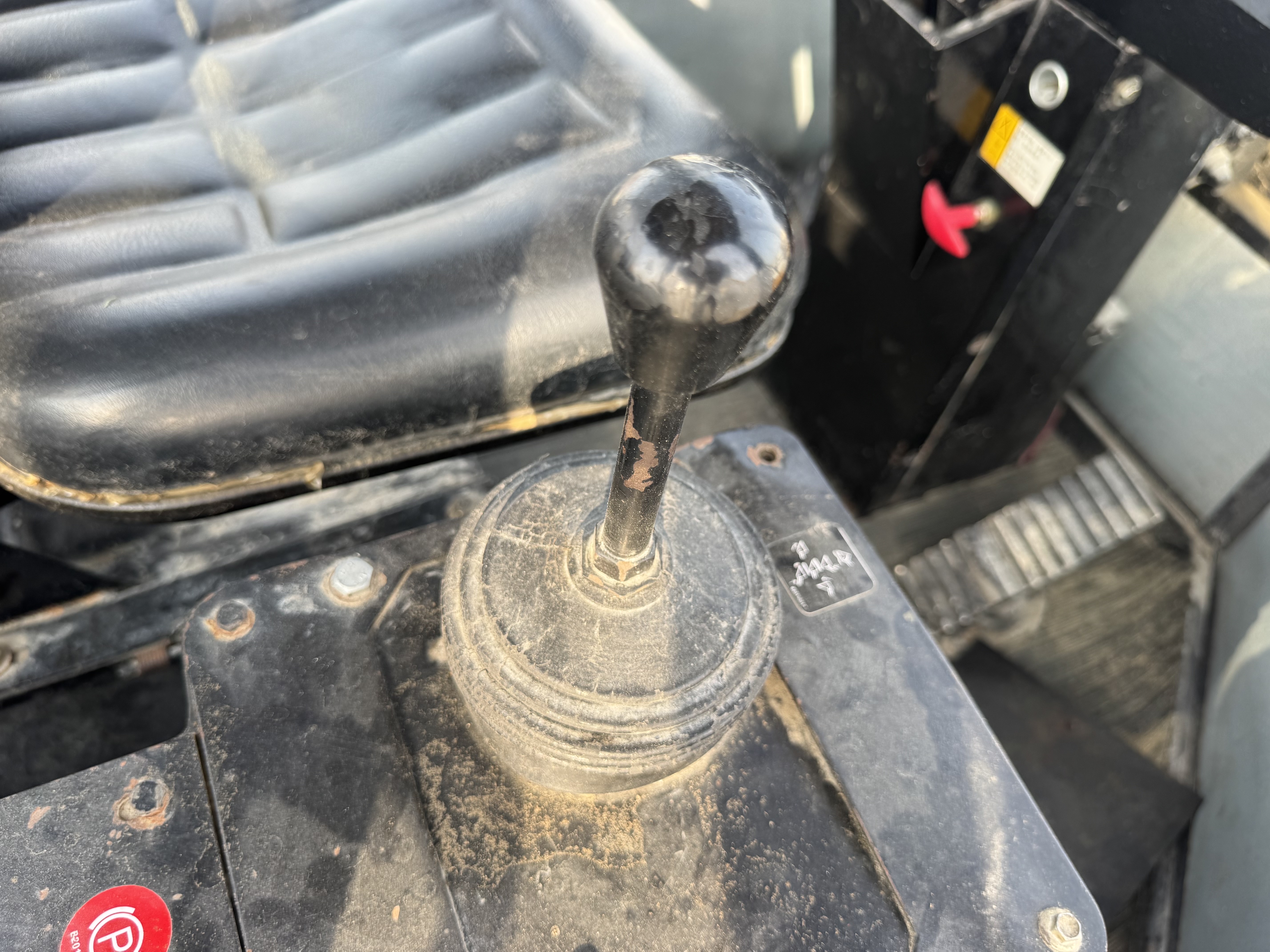 WHL-022-SEM-655D-Wheel-loaders-inspection-Cabin-Joysticks-1