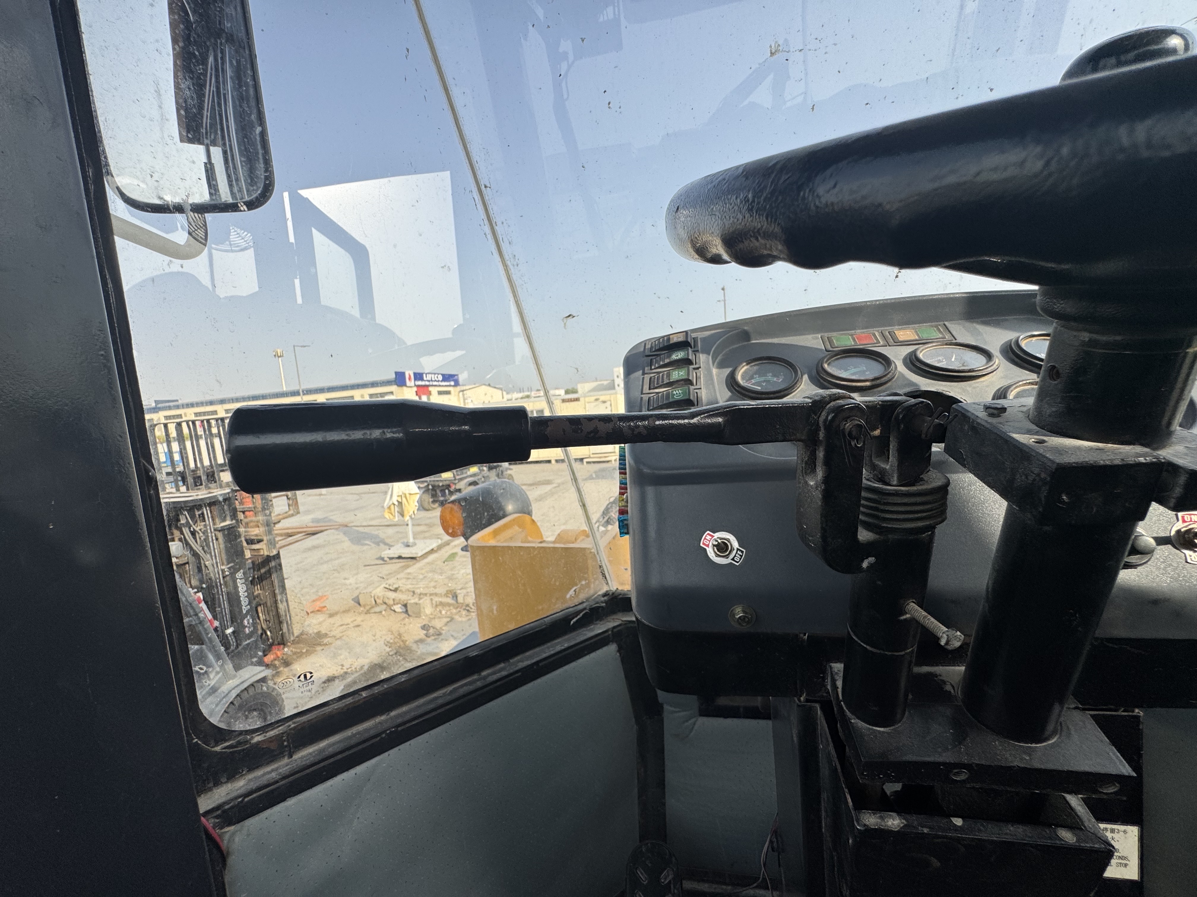 WHL-022-SEM-655D-Wheel-loaders-inspection-Cabin-Gear-lever-1