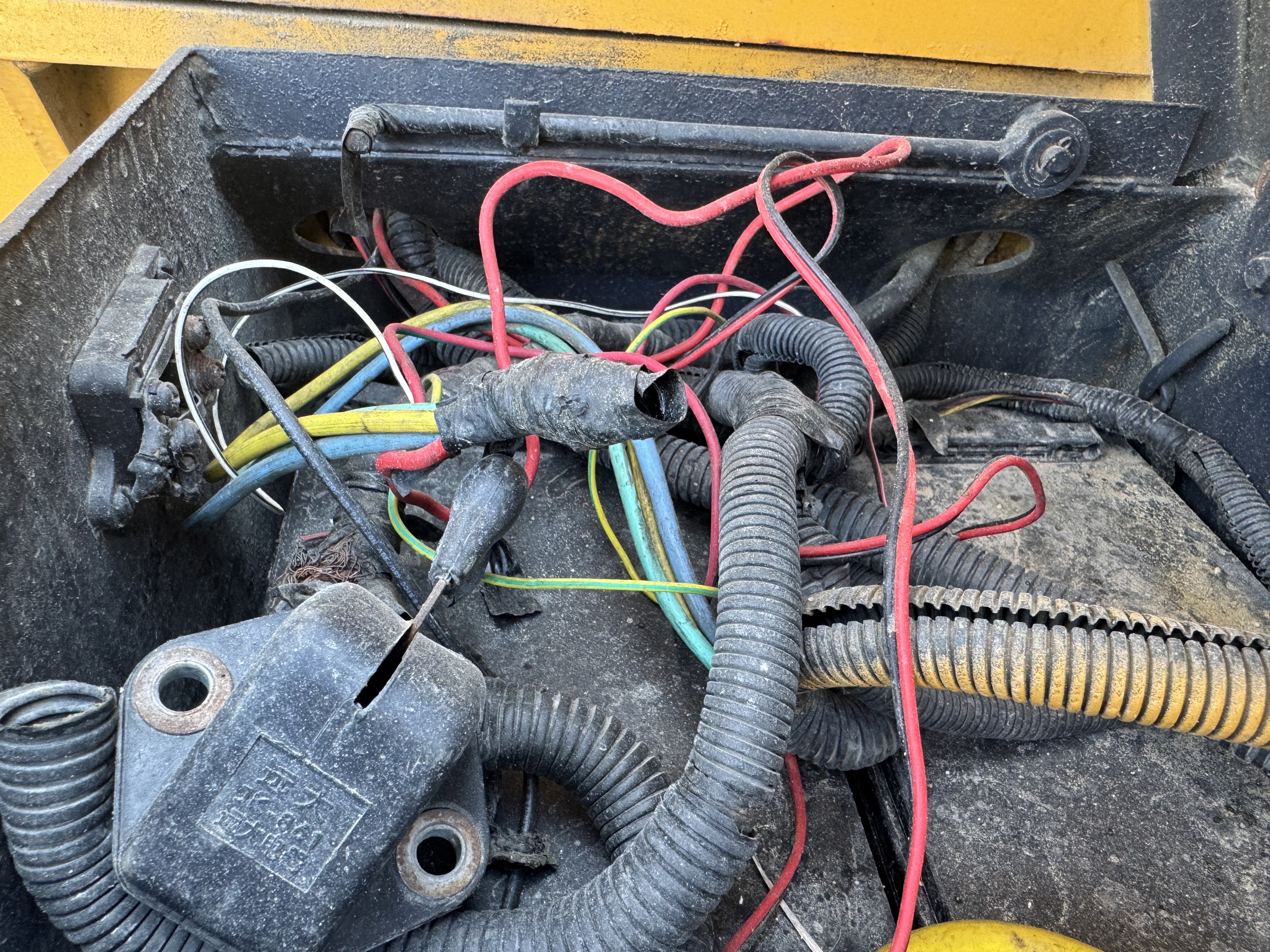 WHL-022-SEM-655D-Wheel-loaders-inspection-Electronic-Main-harness-1