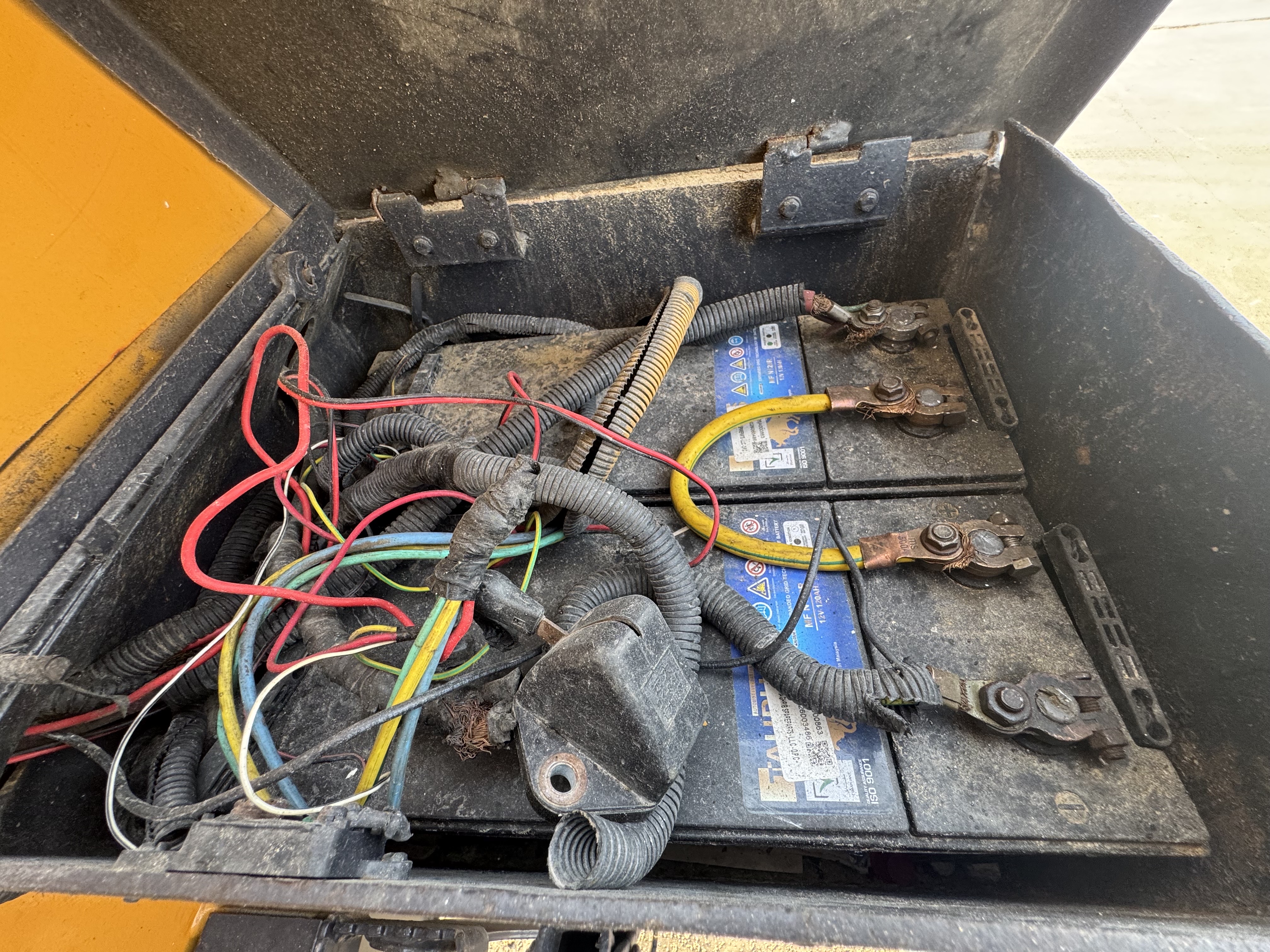 WHL-022-SEM-655D-Wheel-loaders-inspection-Electronic-Battery-1