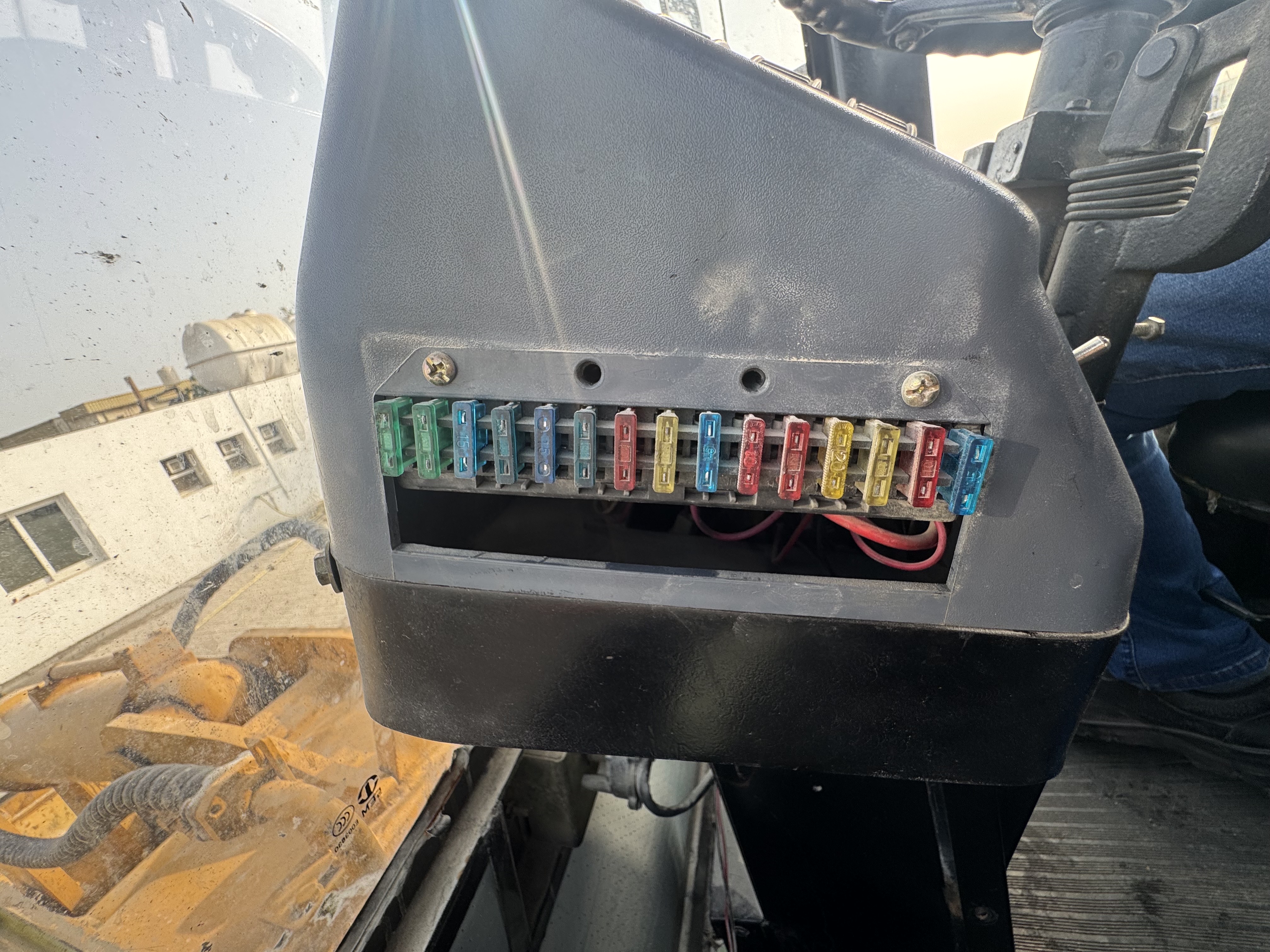 WHL-022-SEM-655D-Wheel-loaders-inspection-Electronic-Fuse-box-1