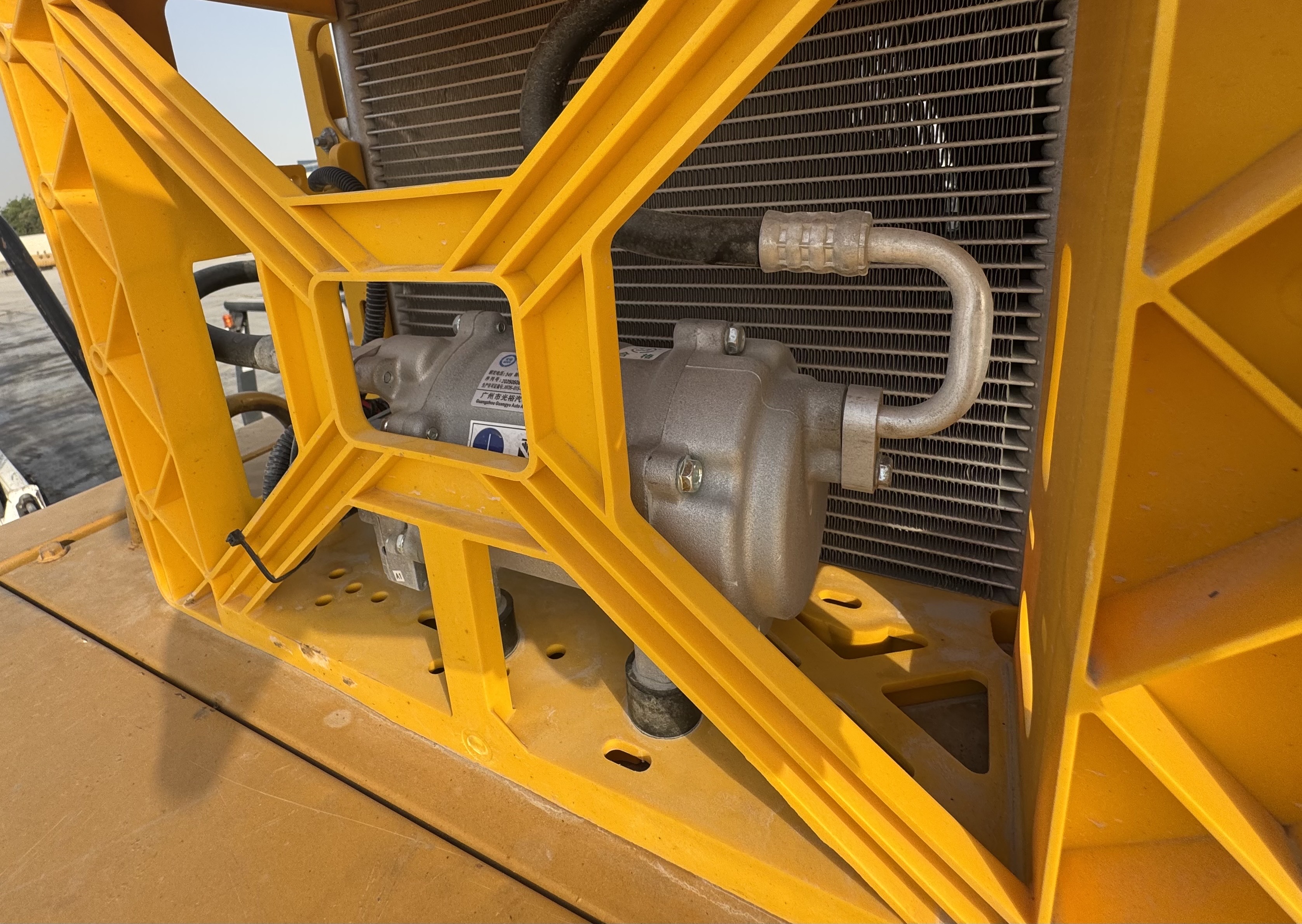 WHL-022-SEM-655D-Wheel-loaders-inspection-Air-conditioning-A/C-compressor-1
