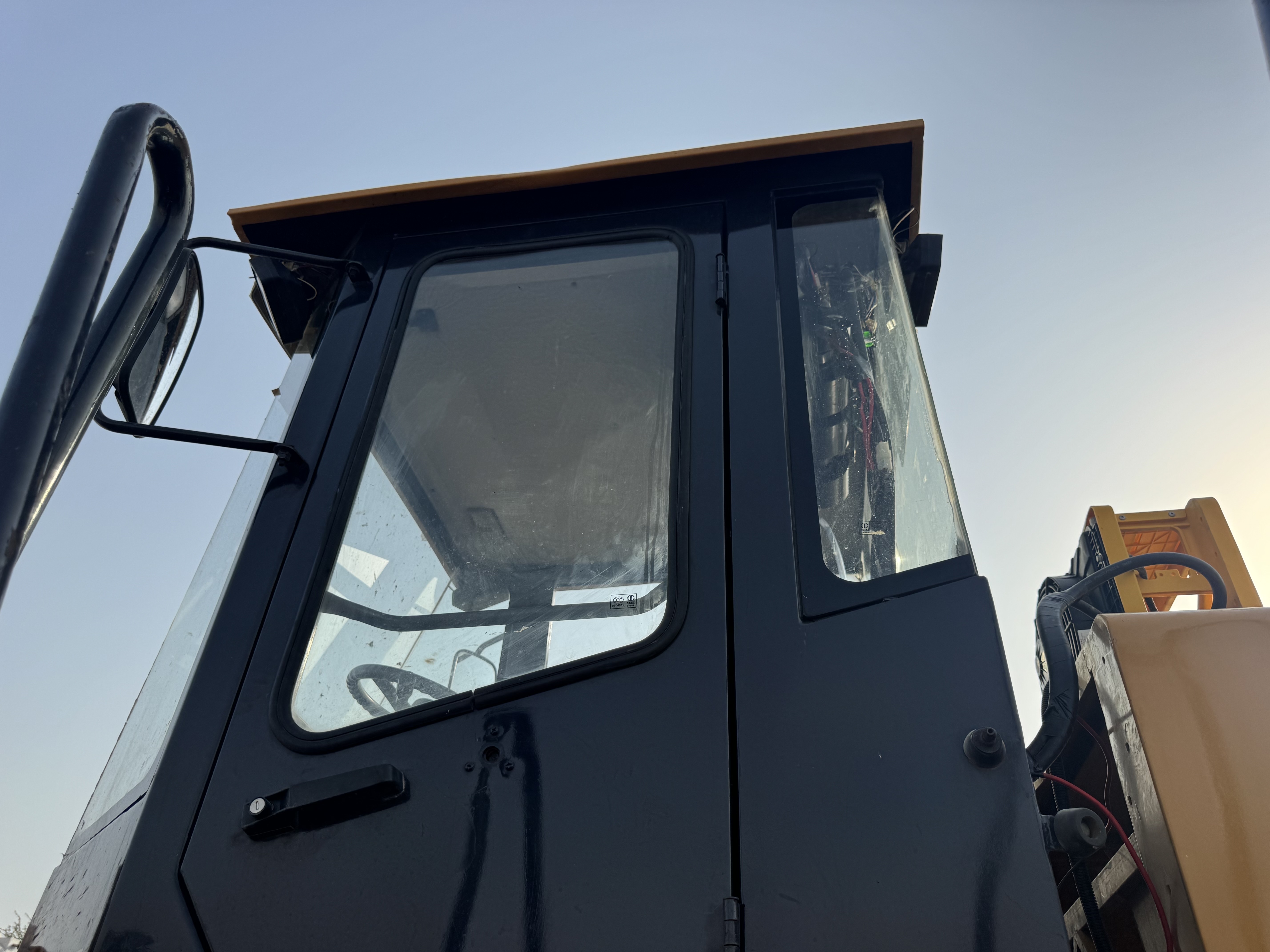 WHL-022-SEM-655D-Wheel-loaders-inspection-Structure-Doors-1