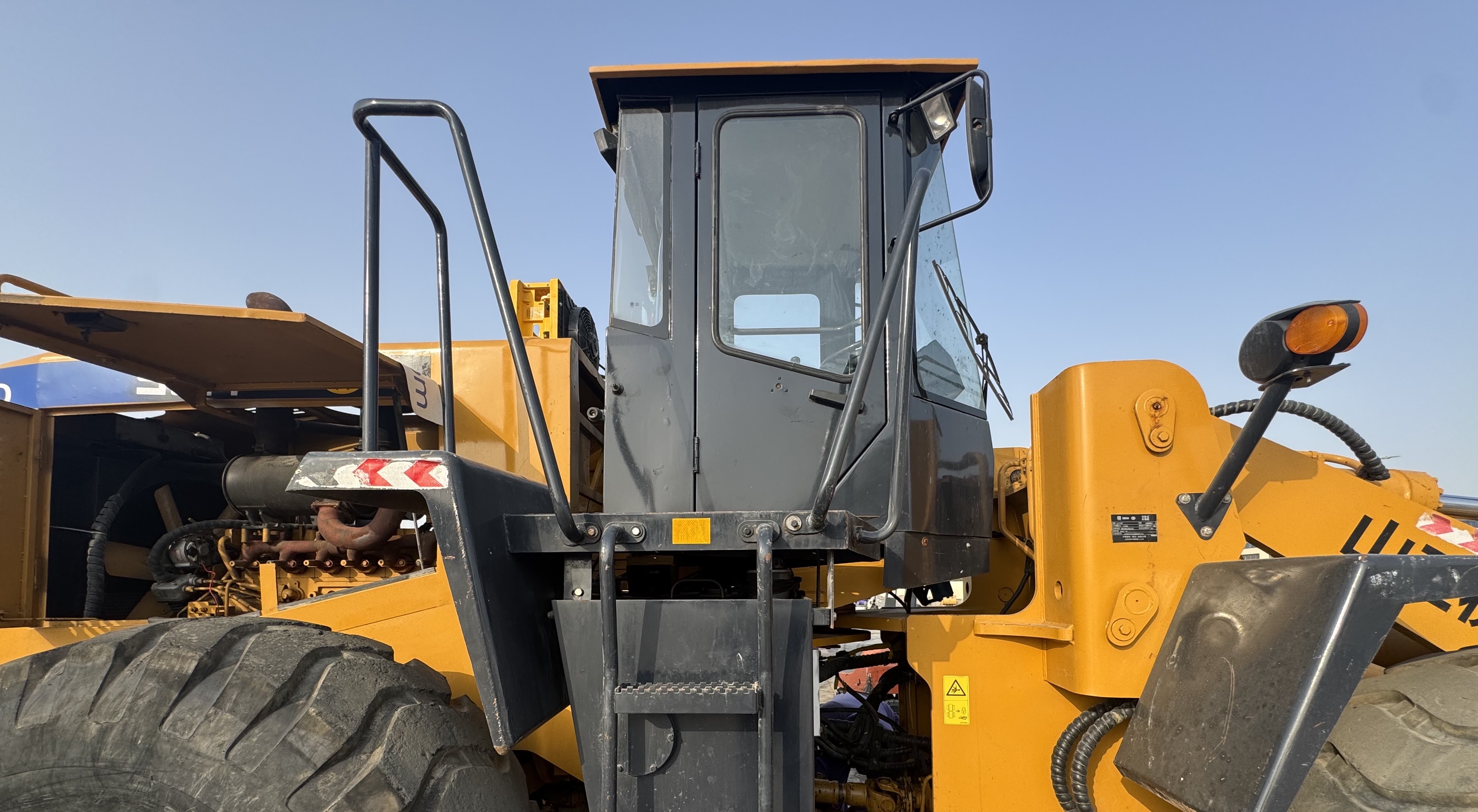 WHL-022-SEM-655D-Wheel-loaders-inspection-Structure-Handrails-1